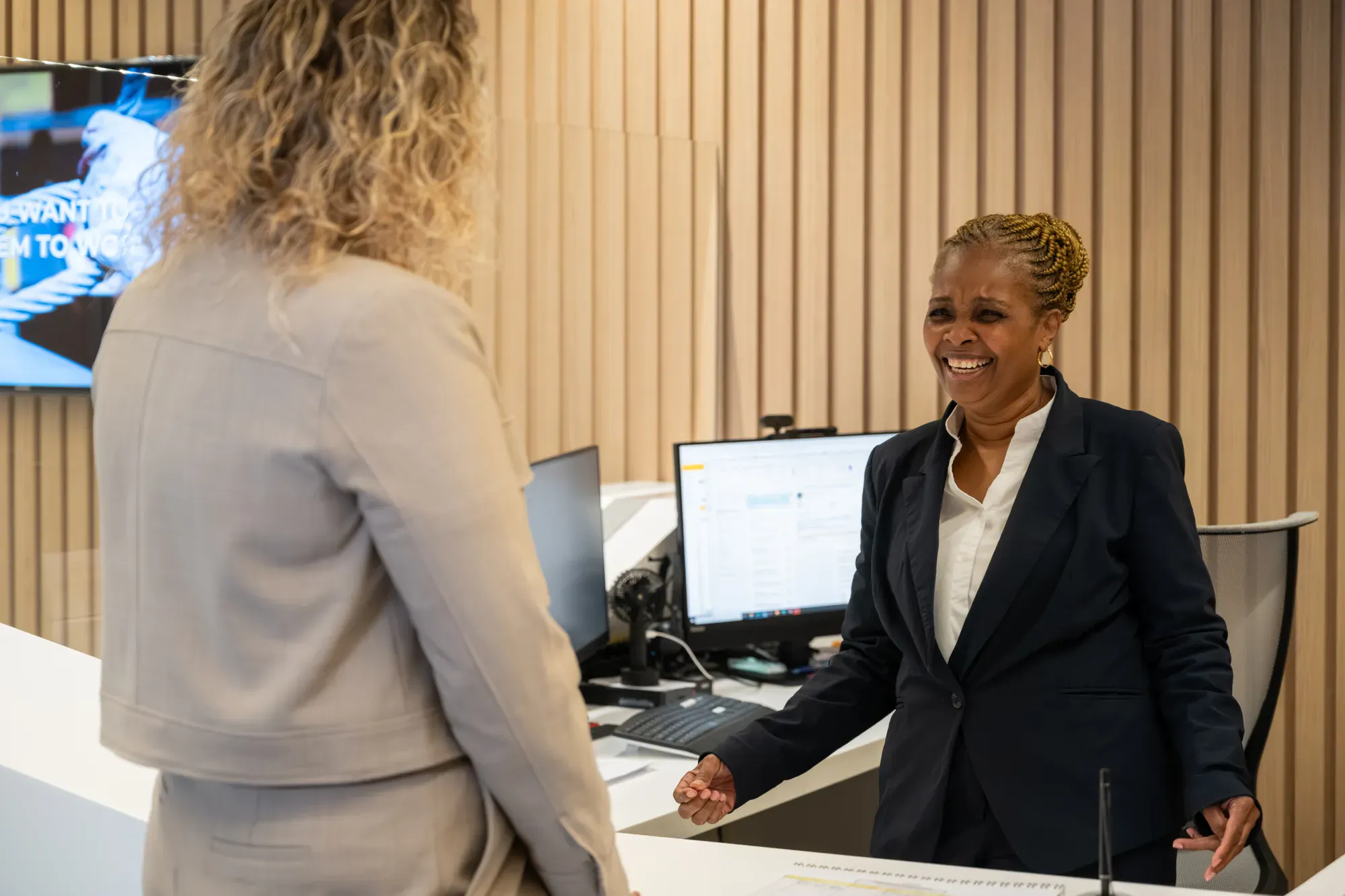 twee vrouwen lachen