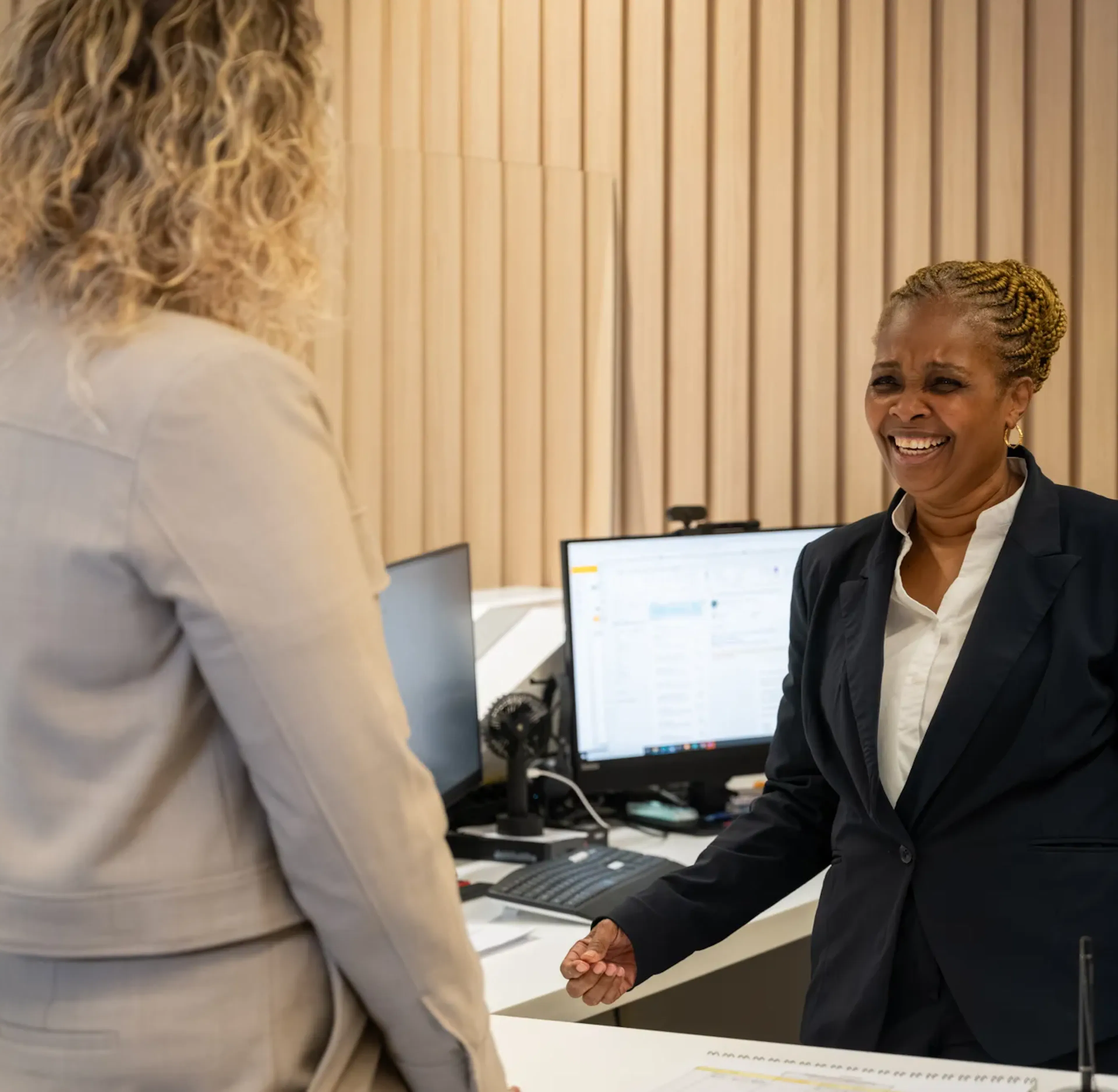 twee vrouwen achter de receptie