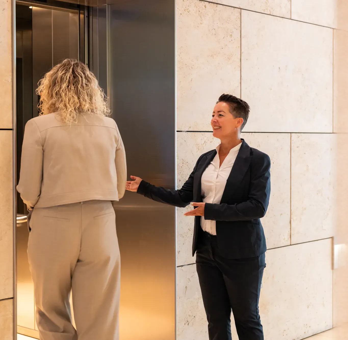 Twee vrouwen bij de lift