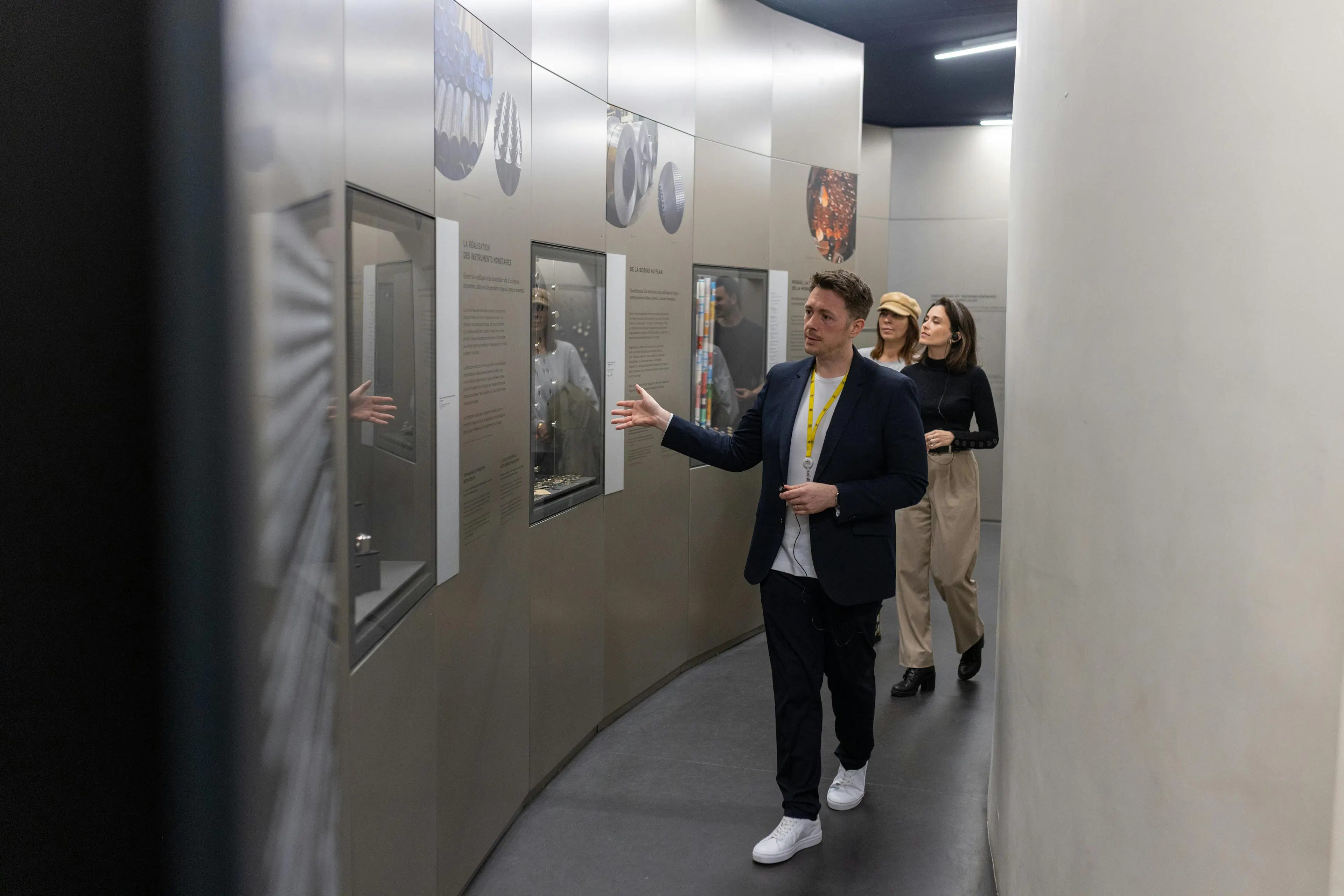 A mediator during an exhibition with visitors
