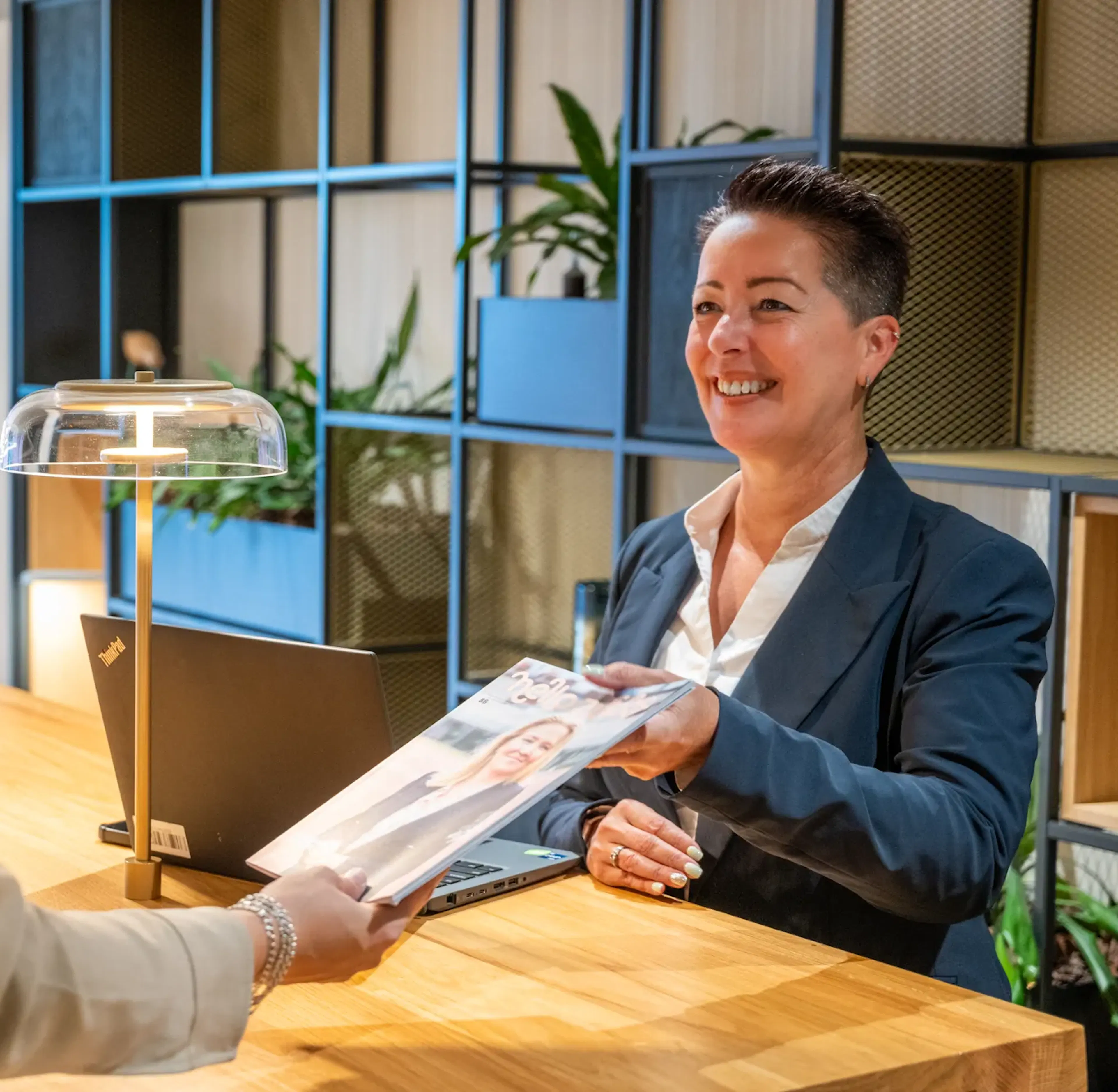 Vrouw neemt folder aan