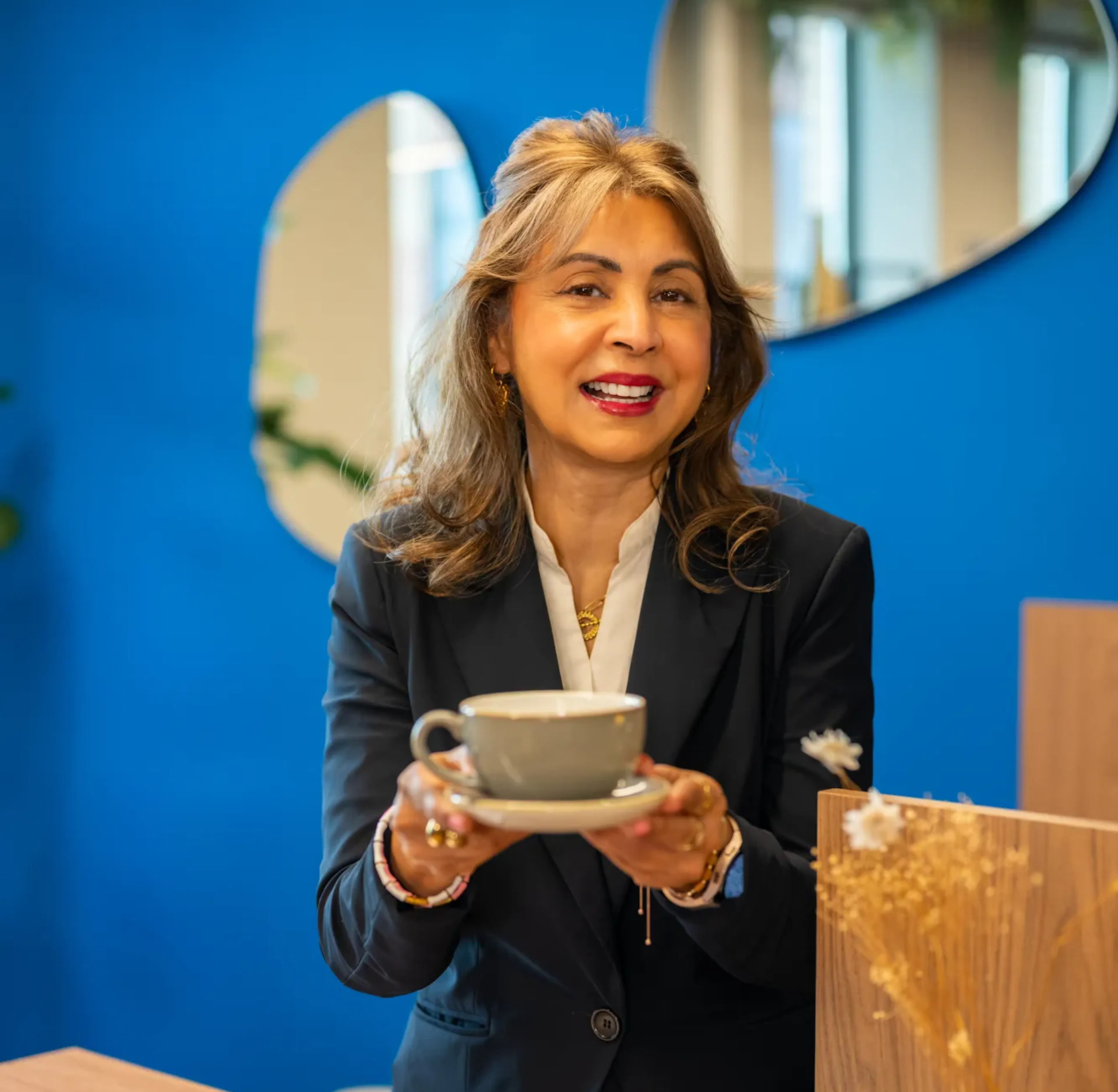 vrouw met koffie in haar hand