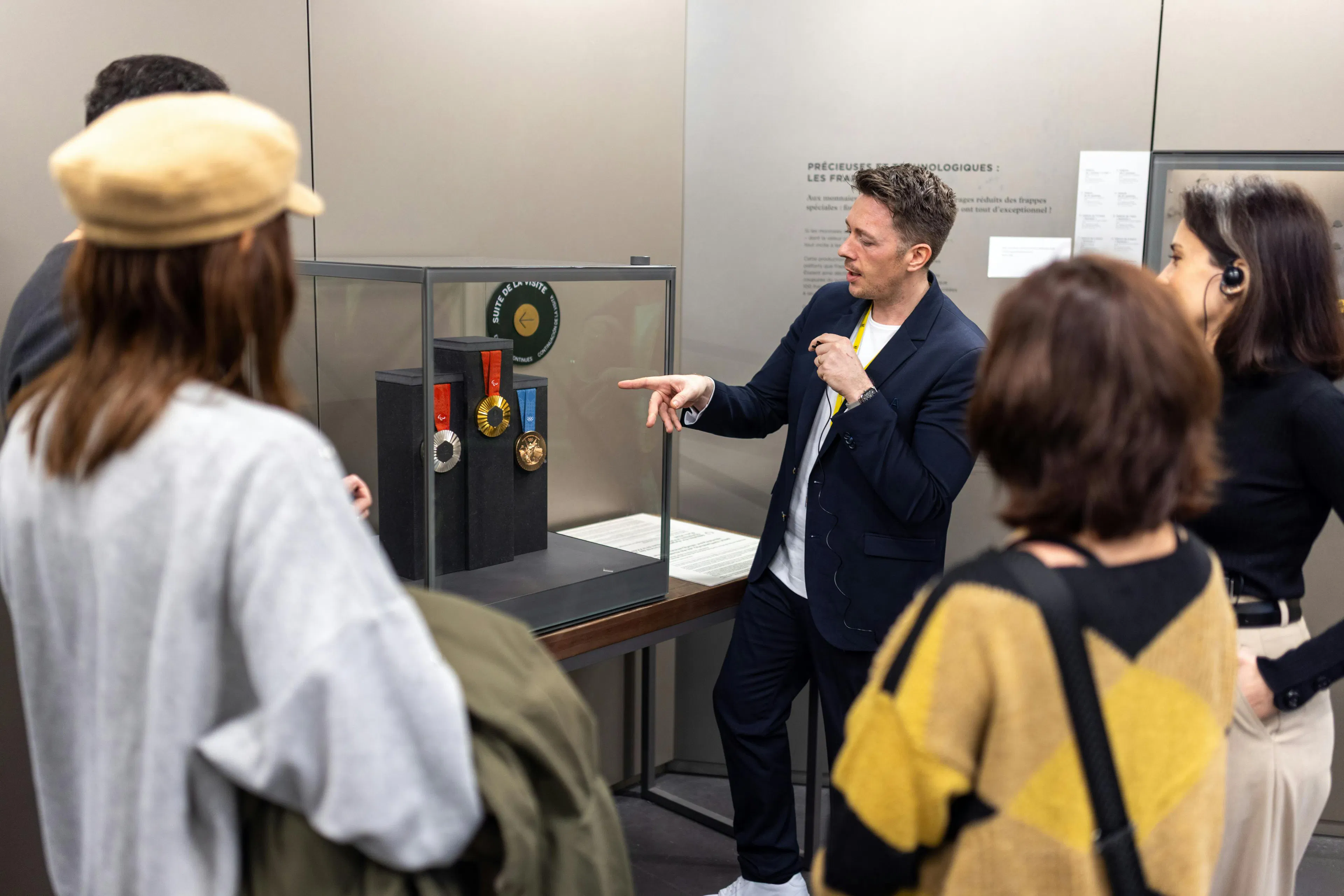 A mediator during an exhibition with visitors in a museum