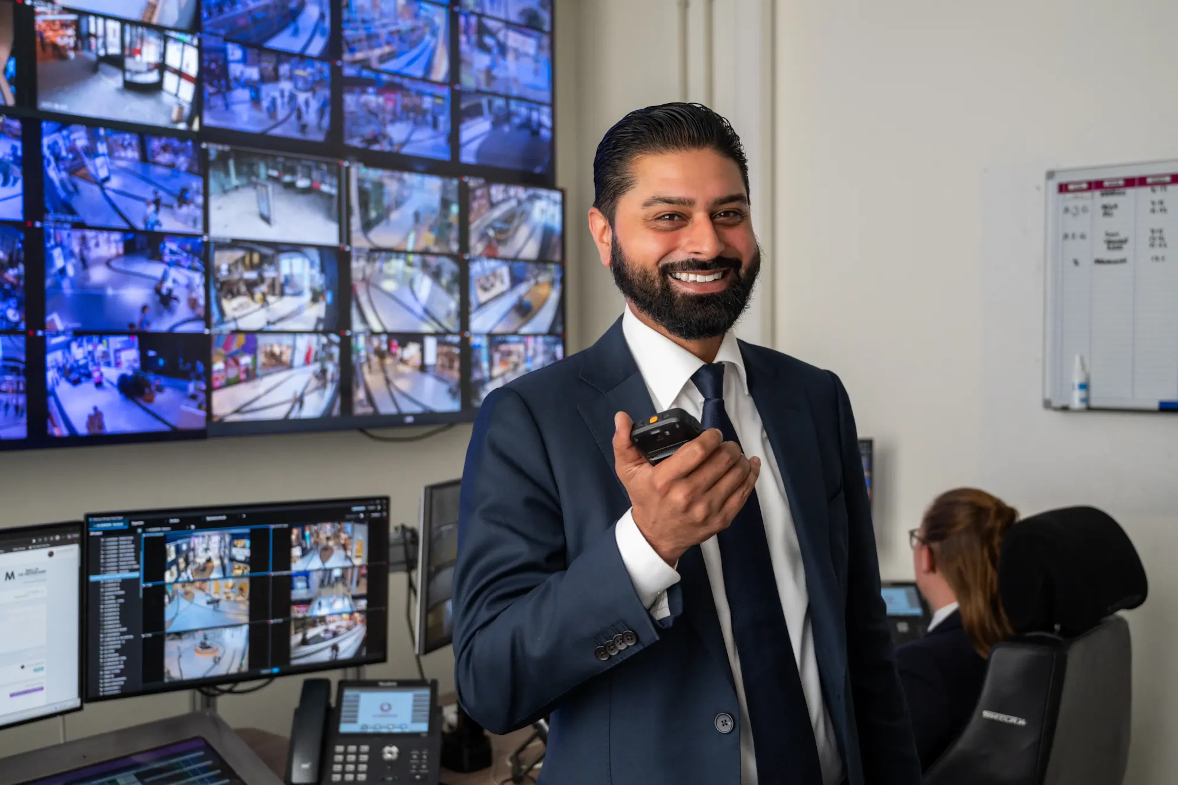 Een museumbeveiliger in de controle kamer