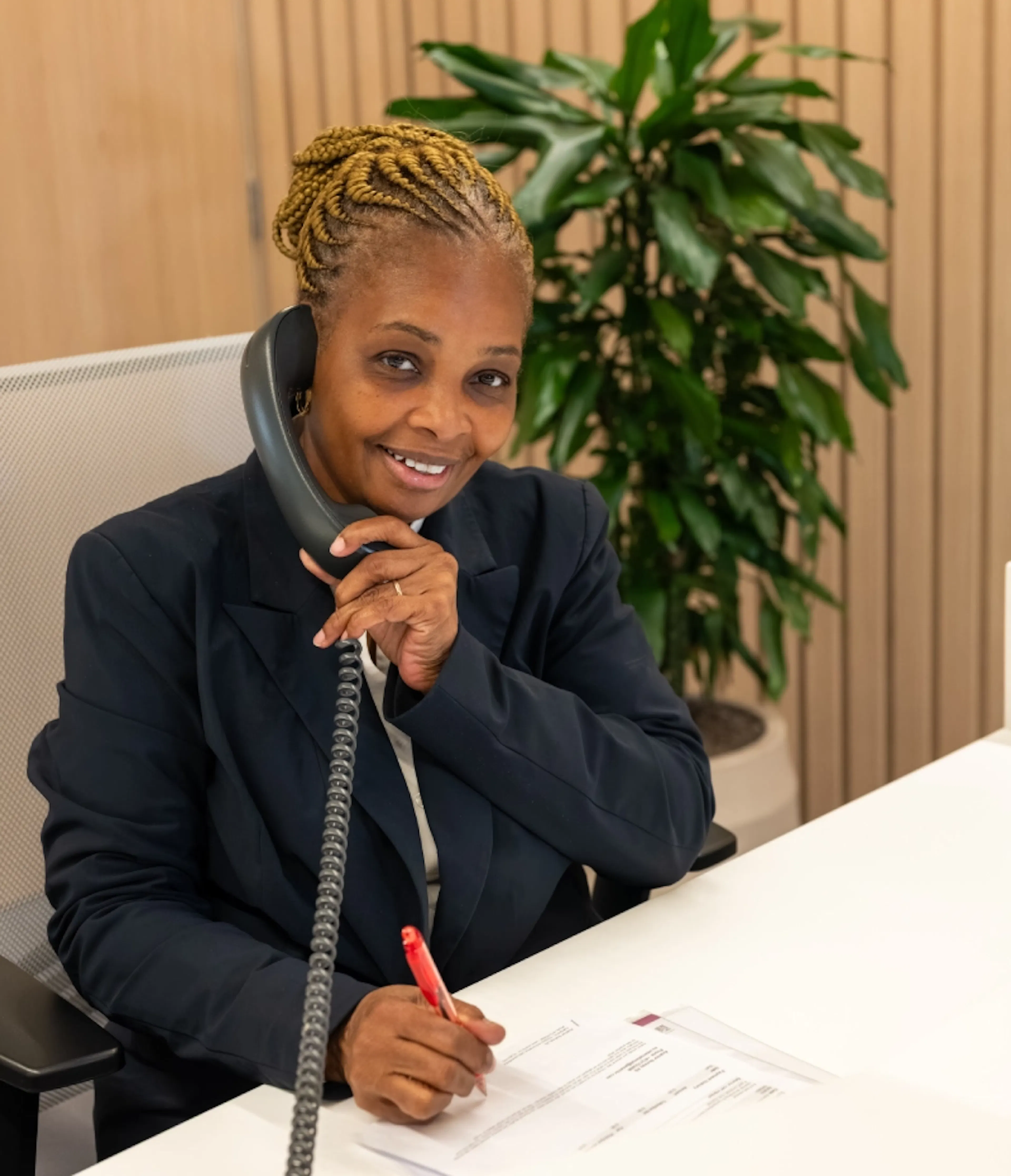 Receptioniste is aan het bellen
