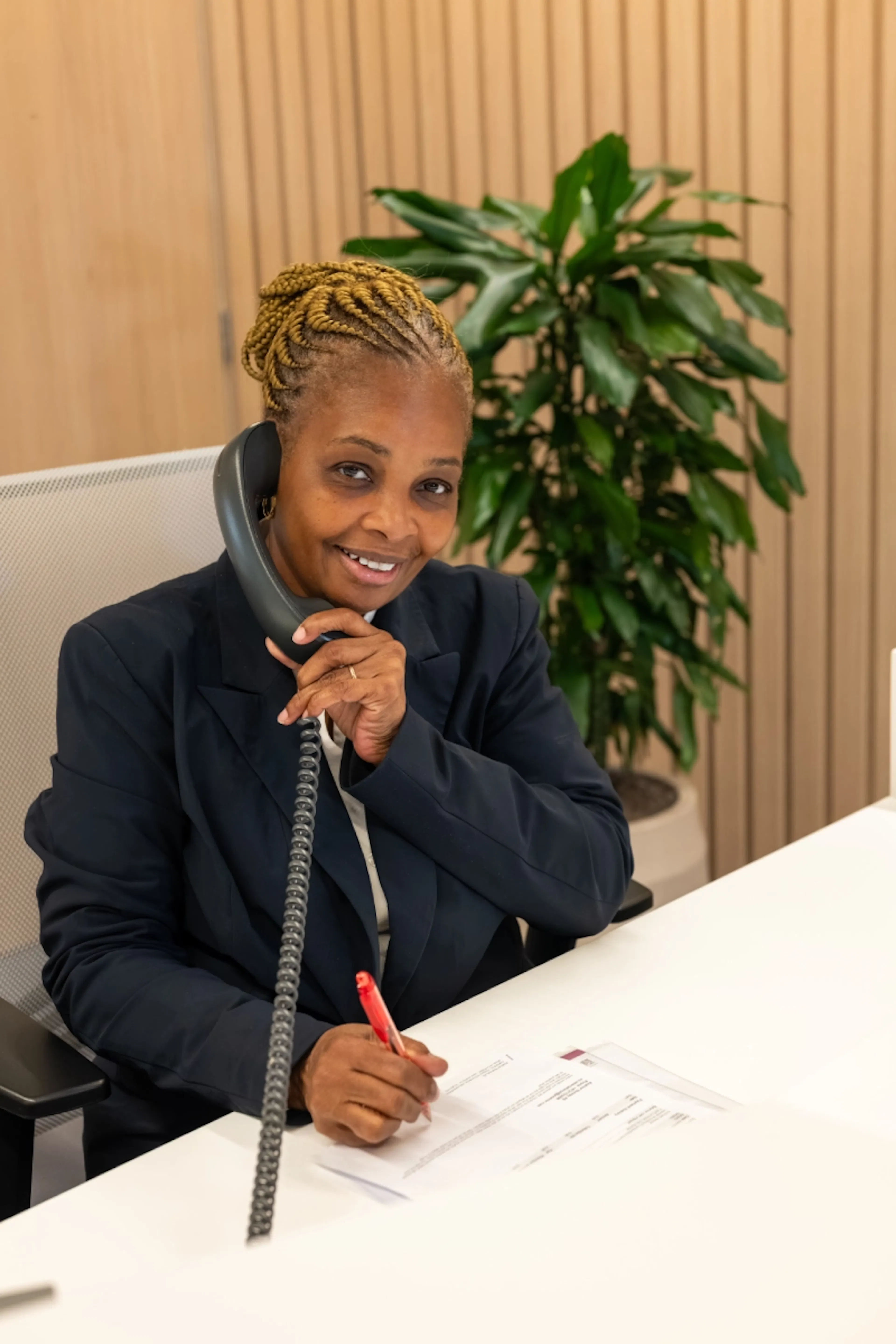 Receptioniste is aan het bellen