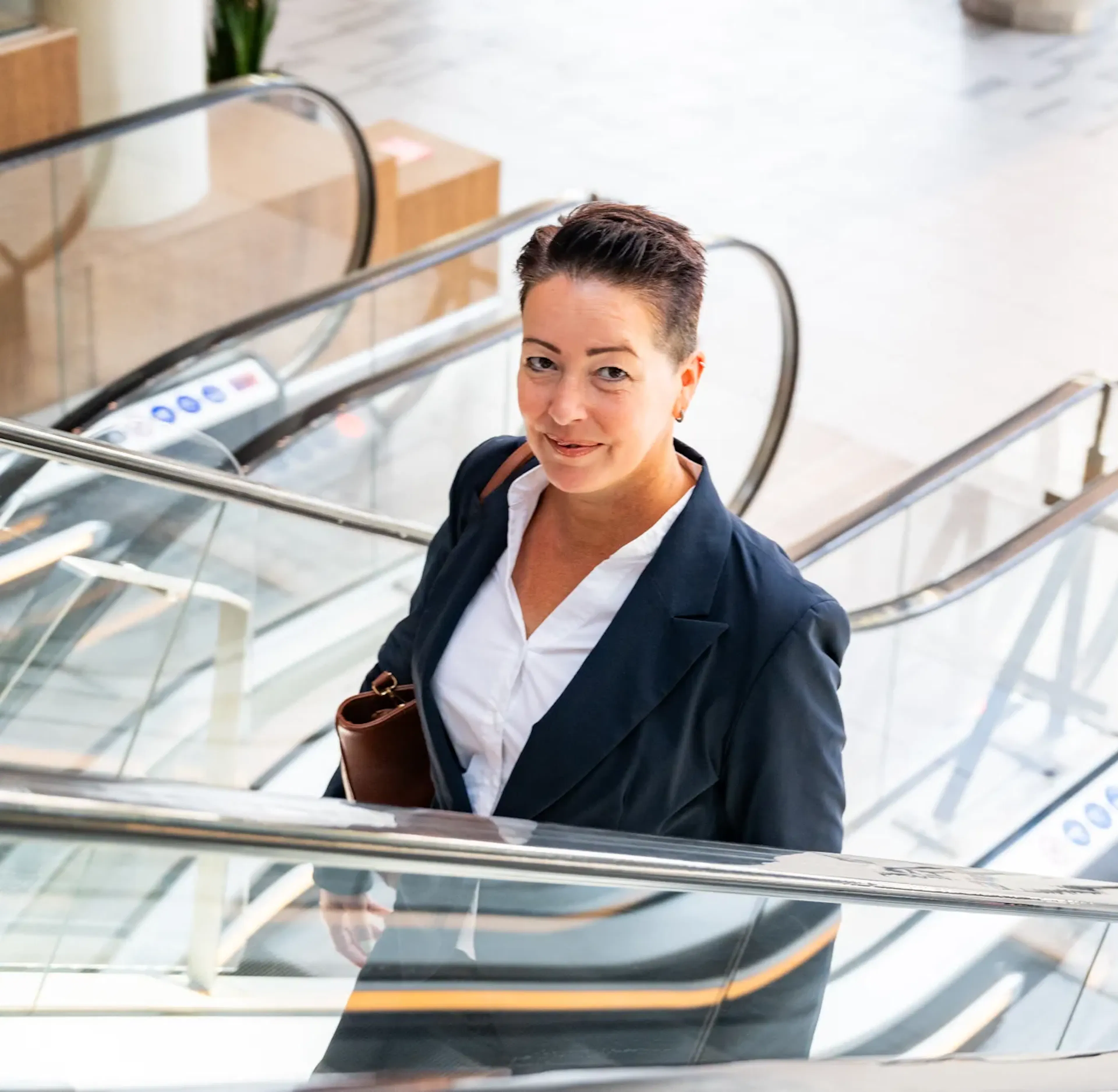 Vrouw op roltrap