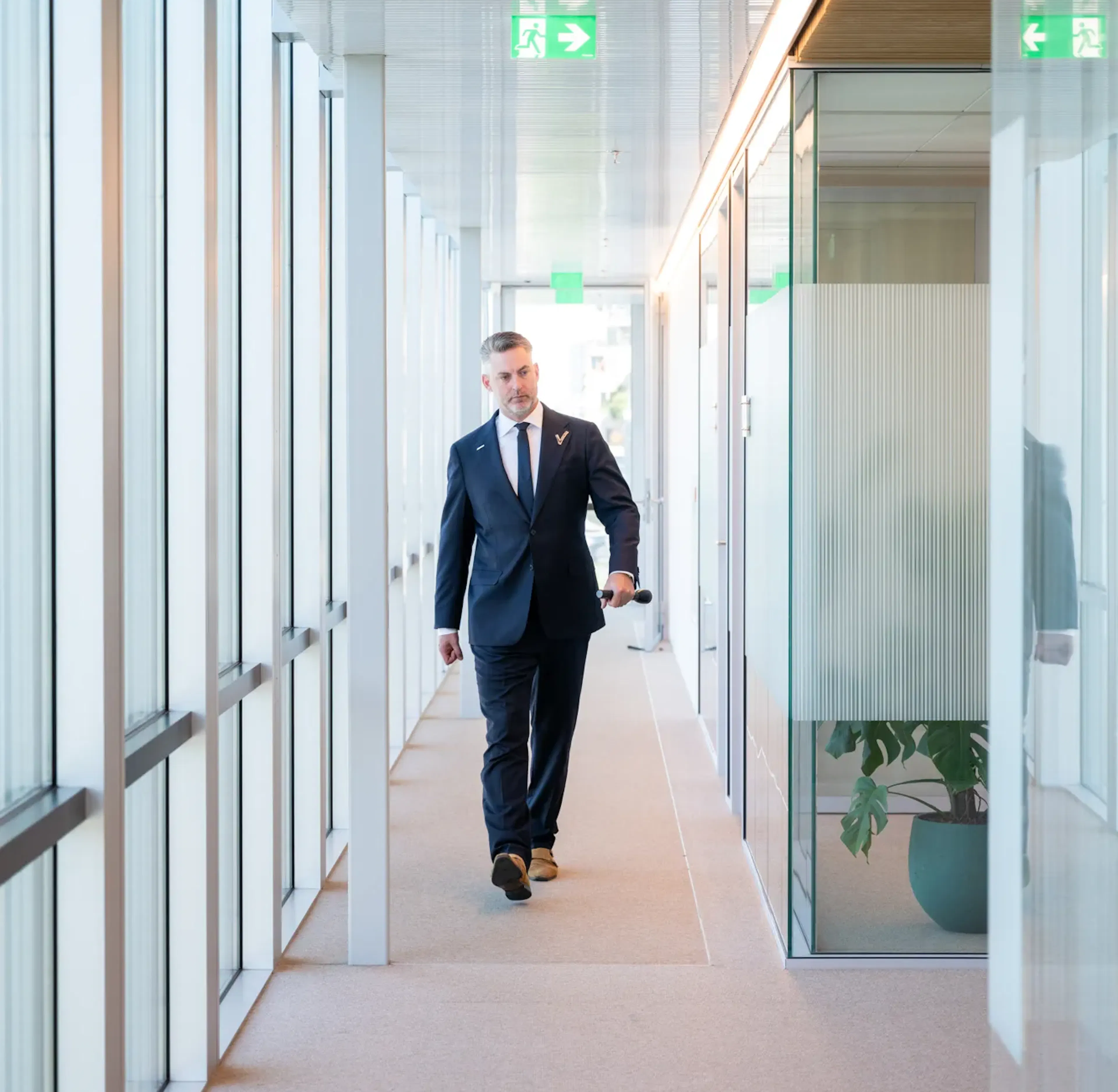 nette man loopt door gang