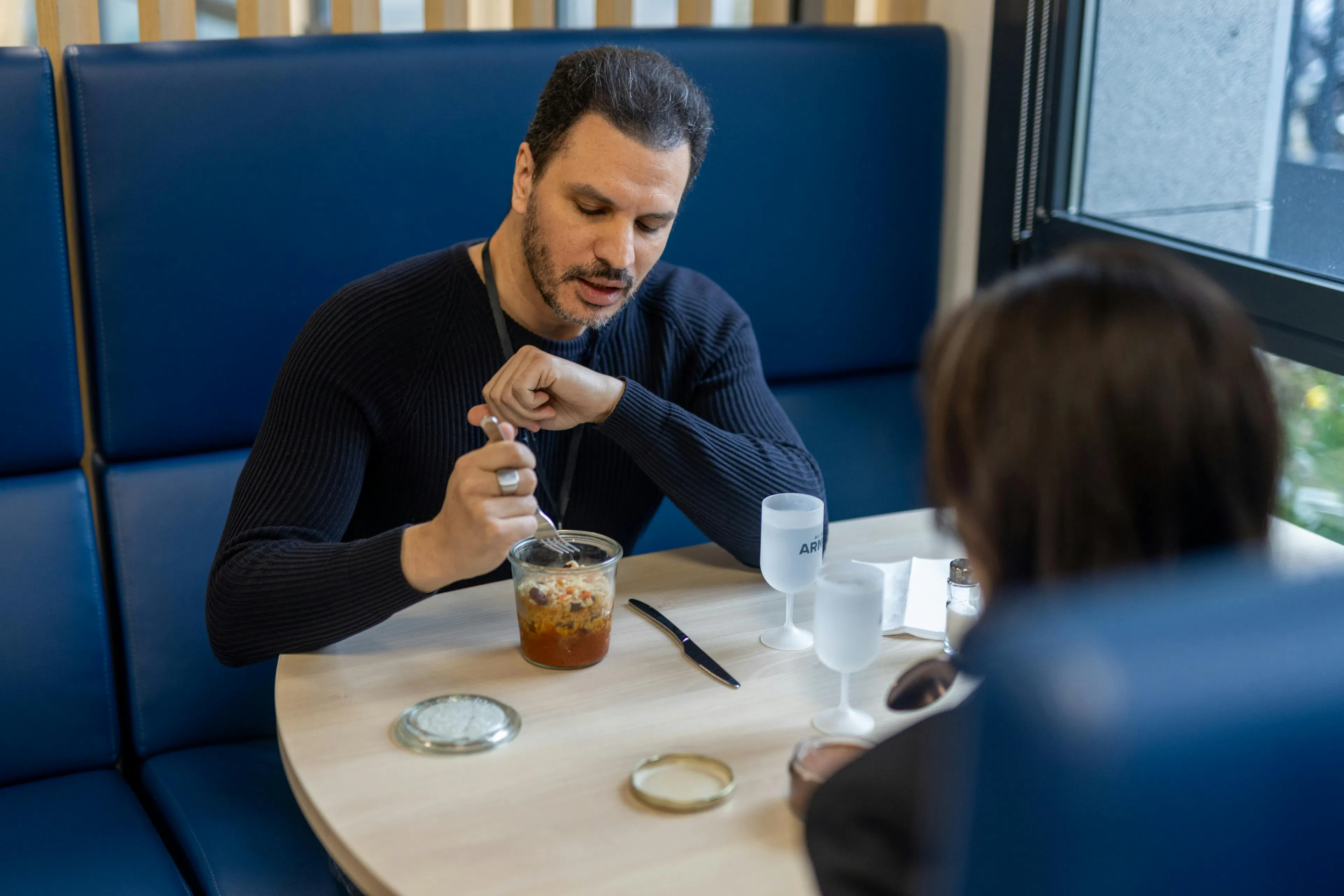Two colleagues having lunch together in a work environment