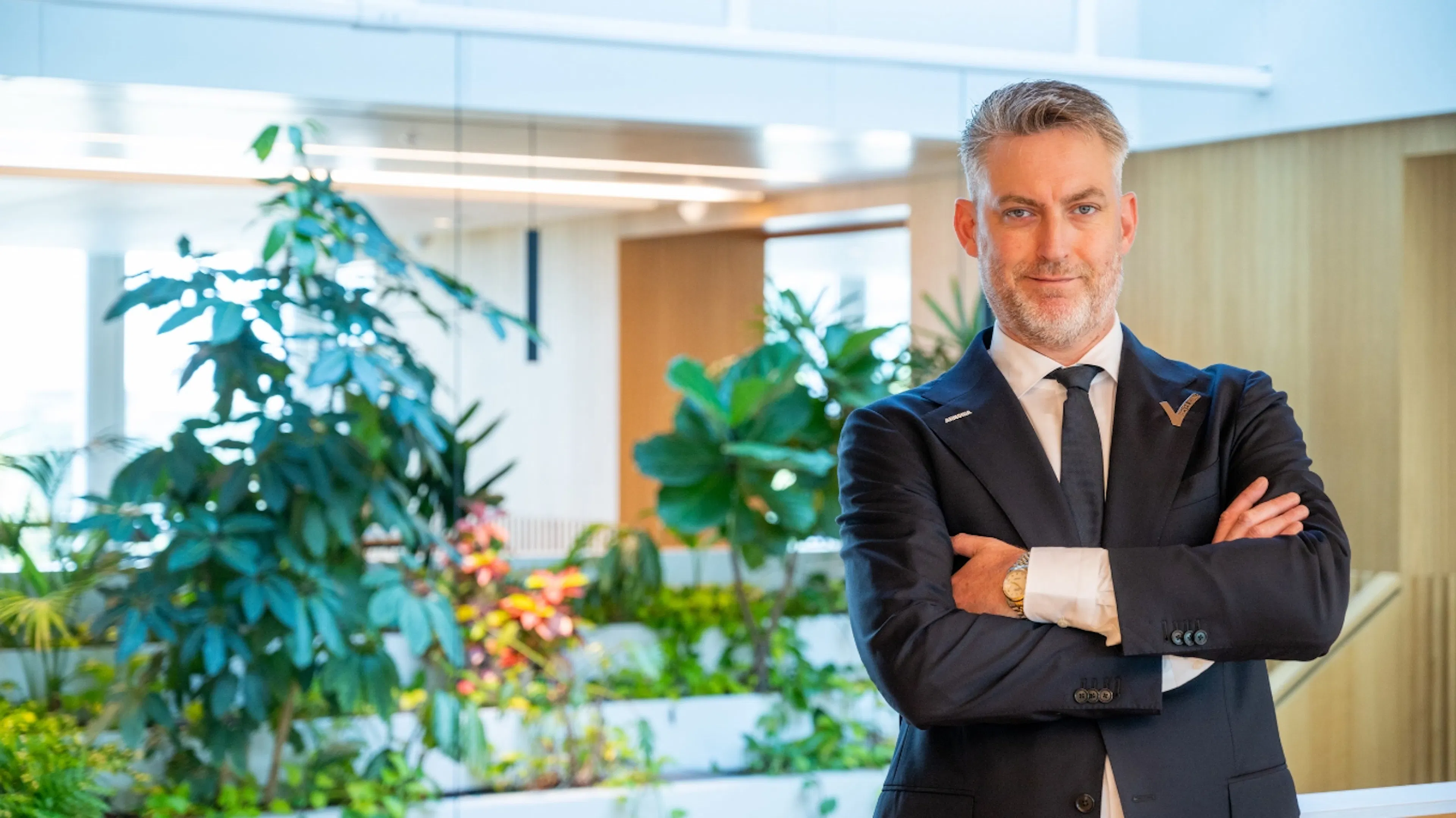 Man met armen over elkaar