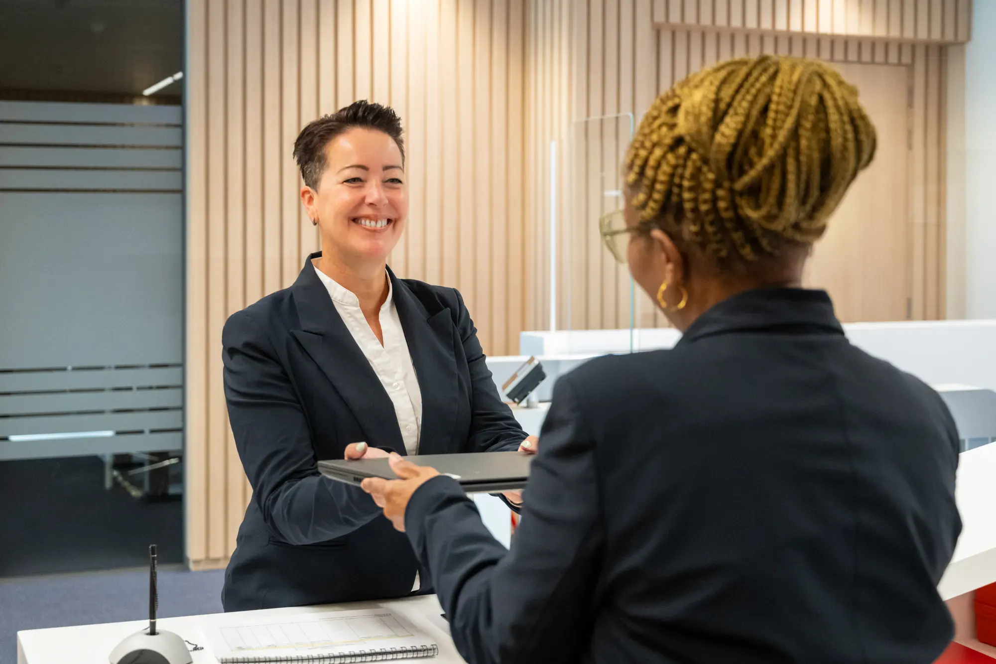 twee vrouwen achter de balie