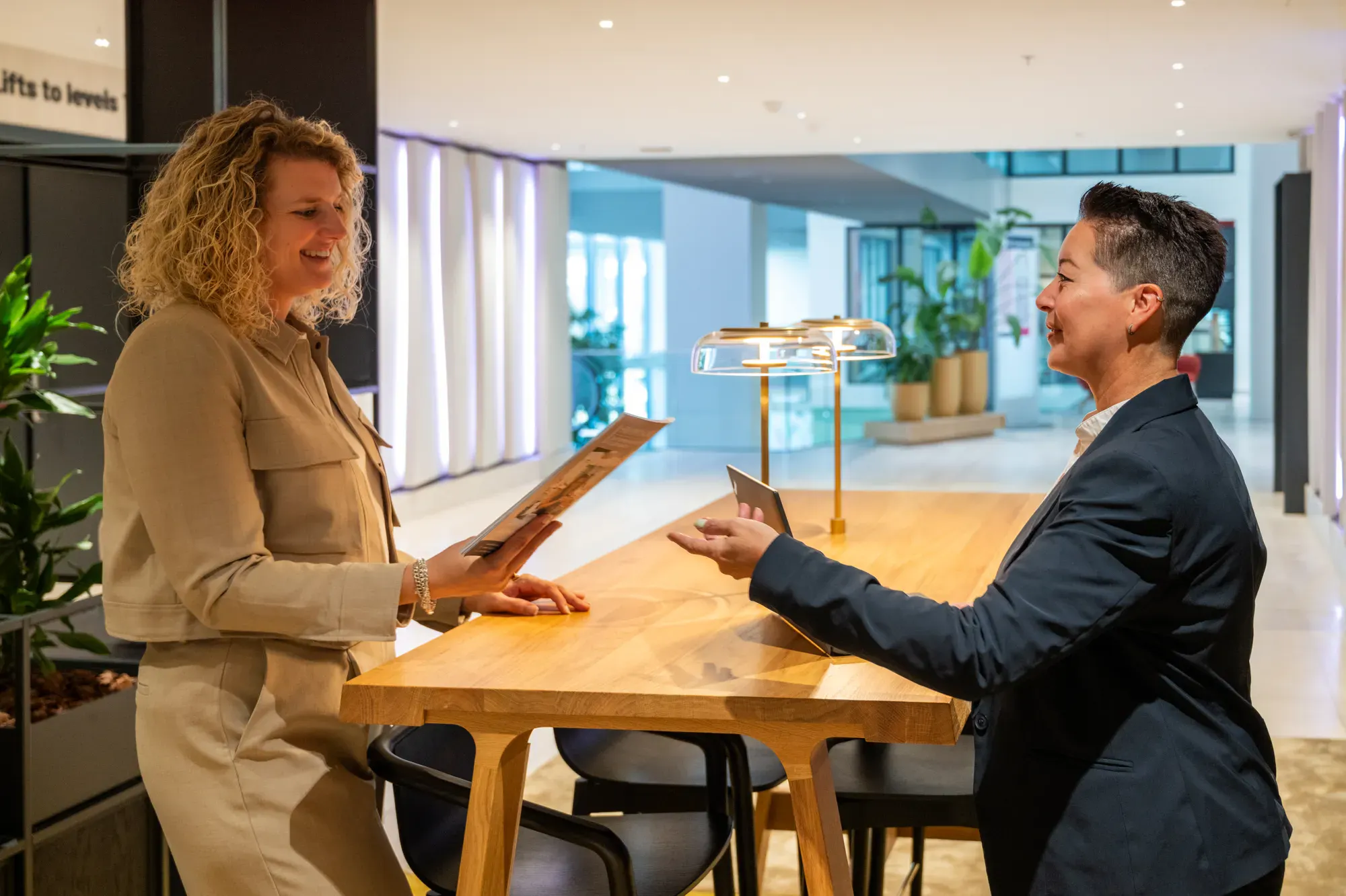 Twee vrouwen aan tafel