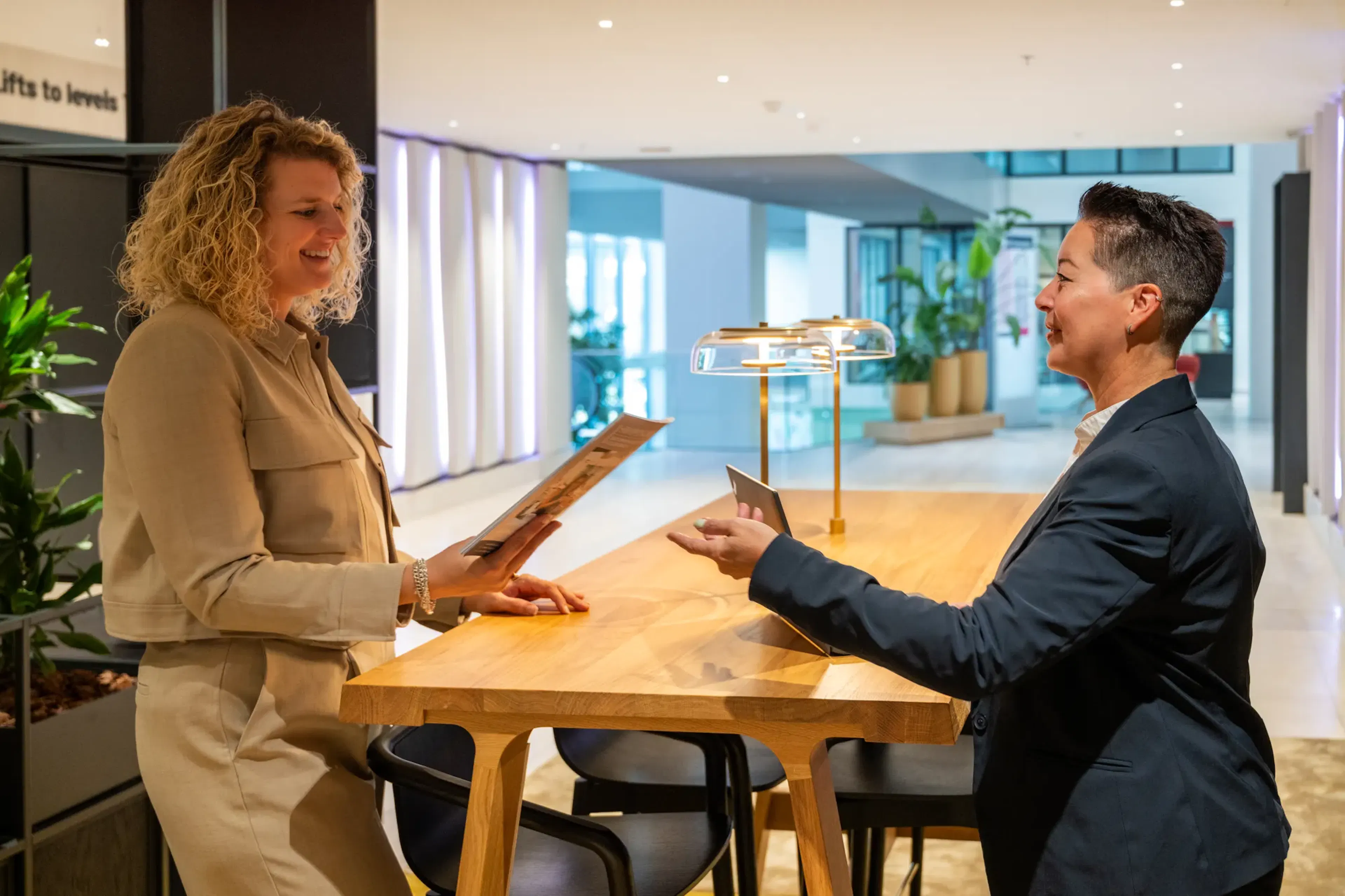 Twee vrouwen aan tafel