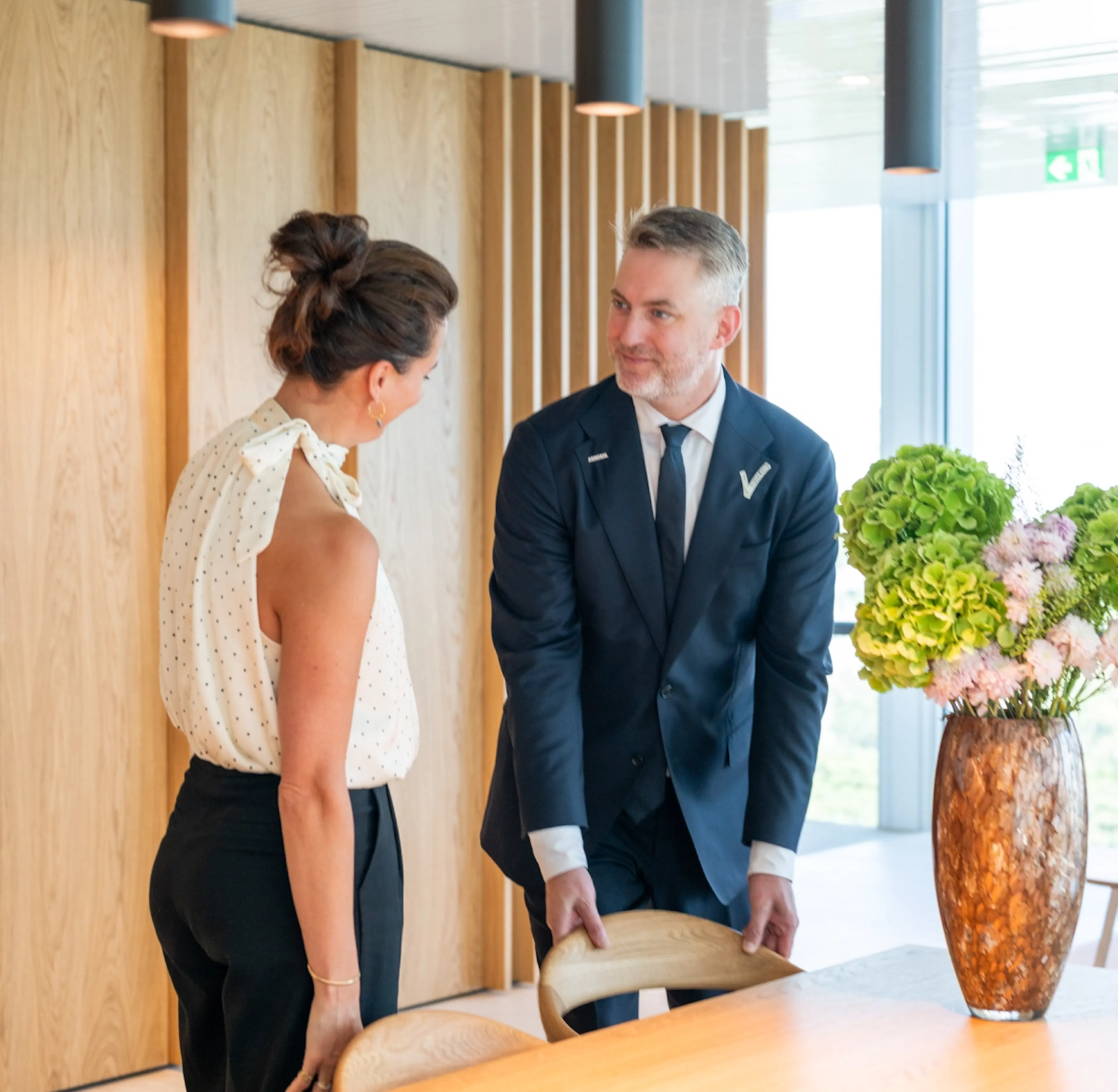 man en vrouw in vergadering