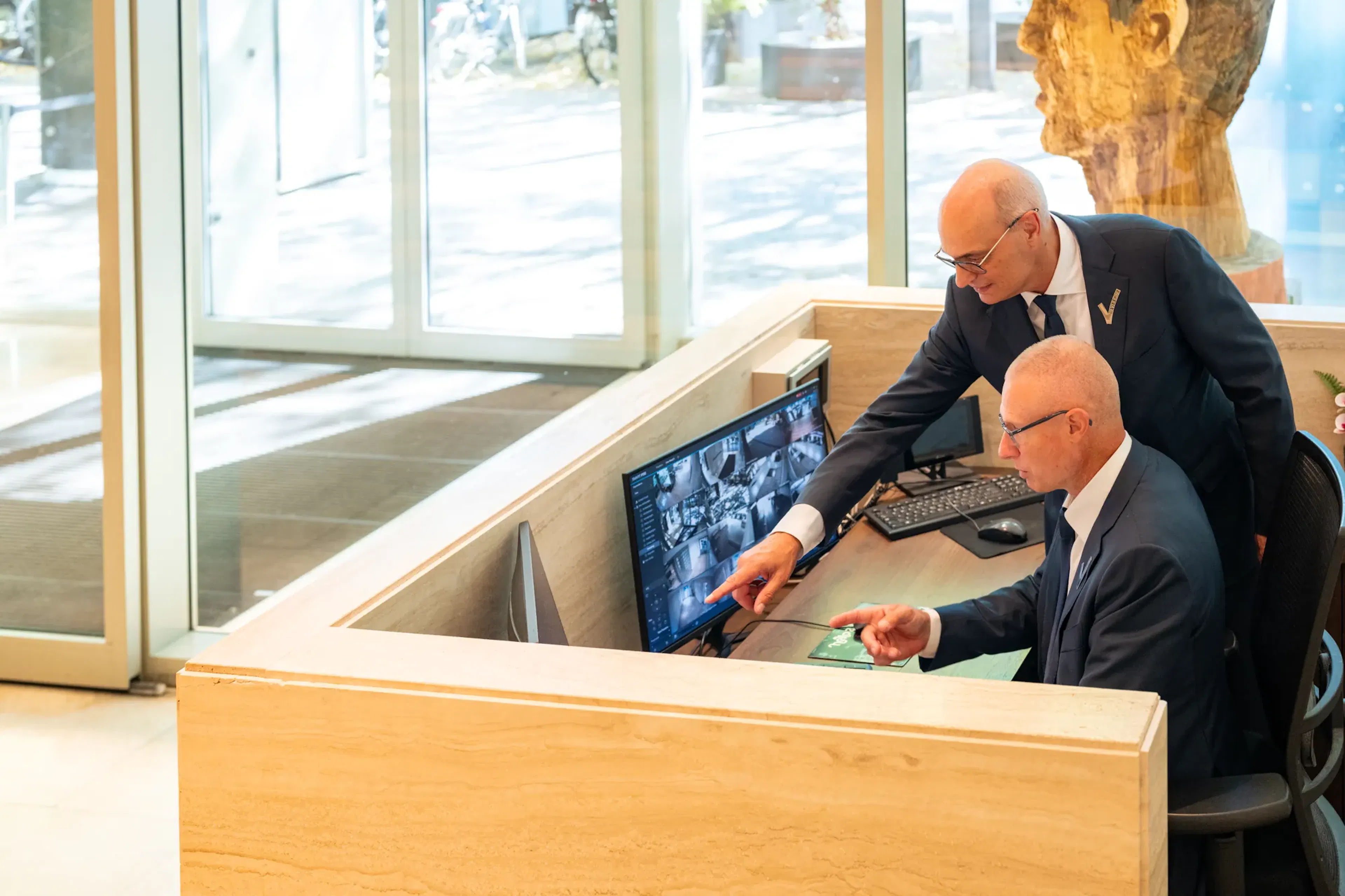Twee mannen achter een computer