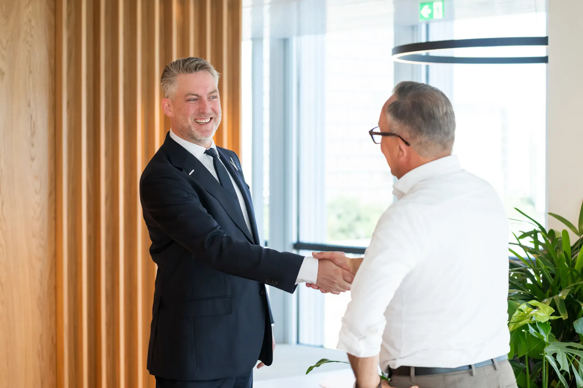 twee mannen geven een hand
