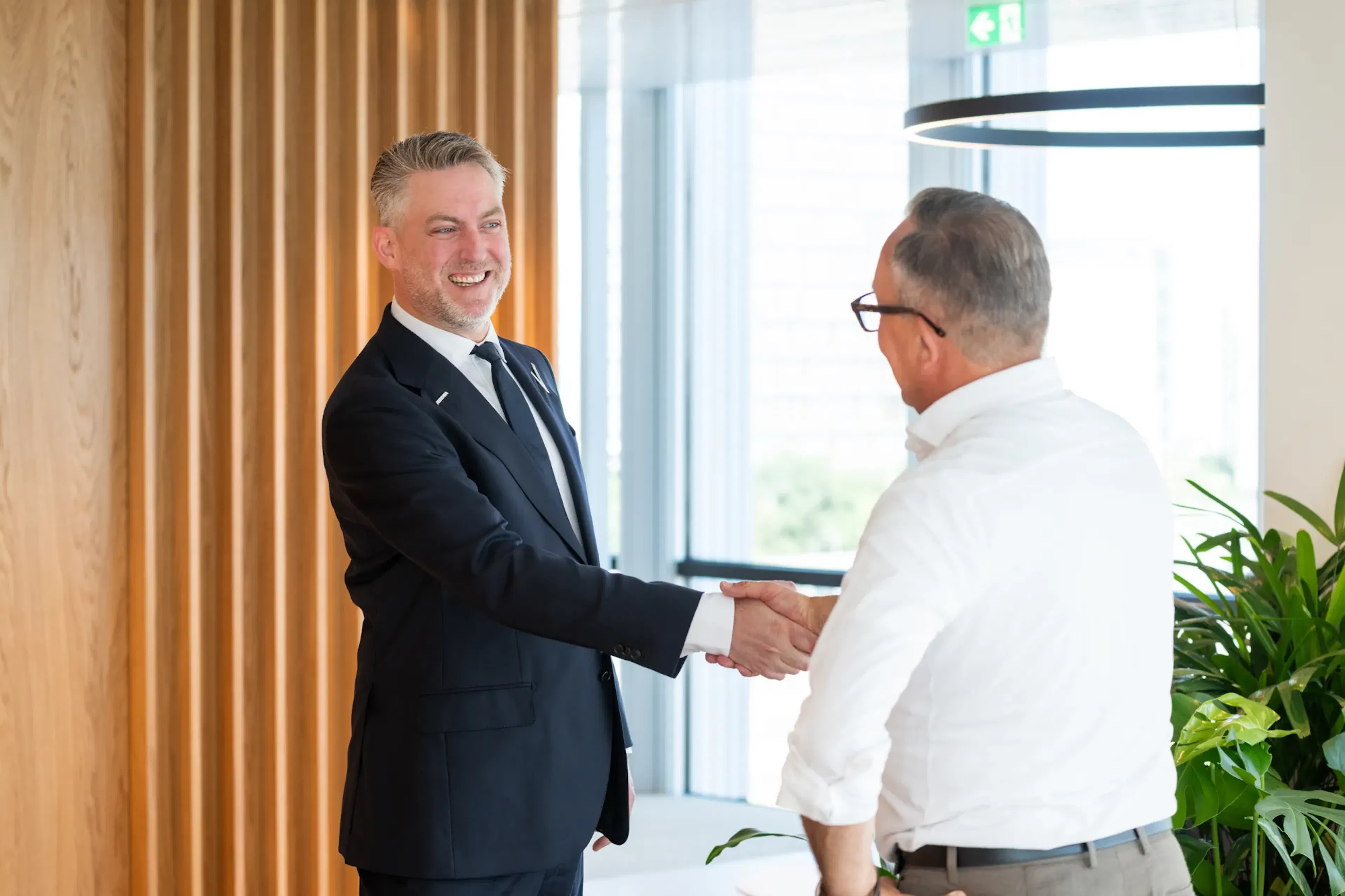 twee mannen geven een hand