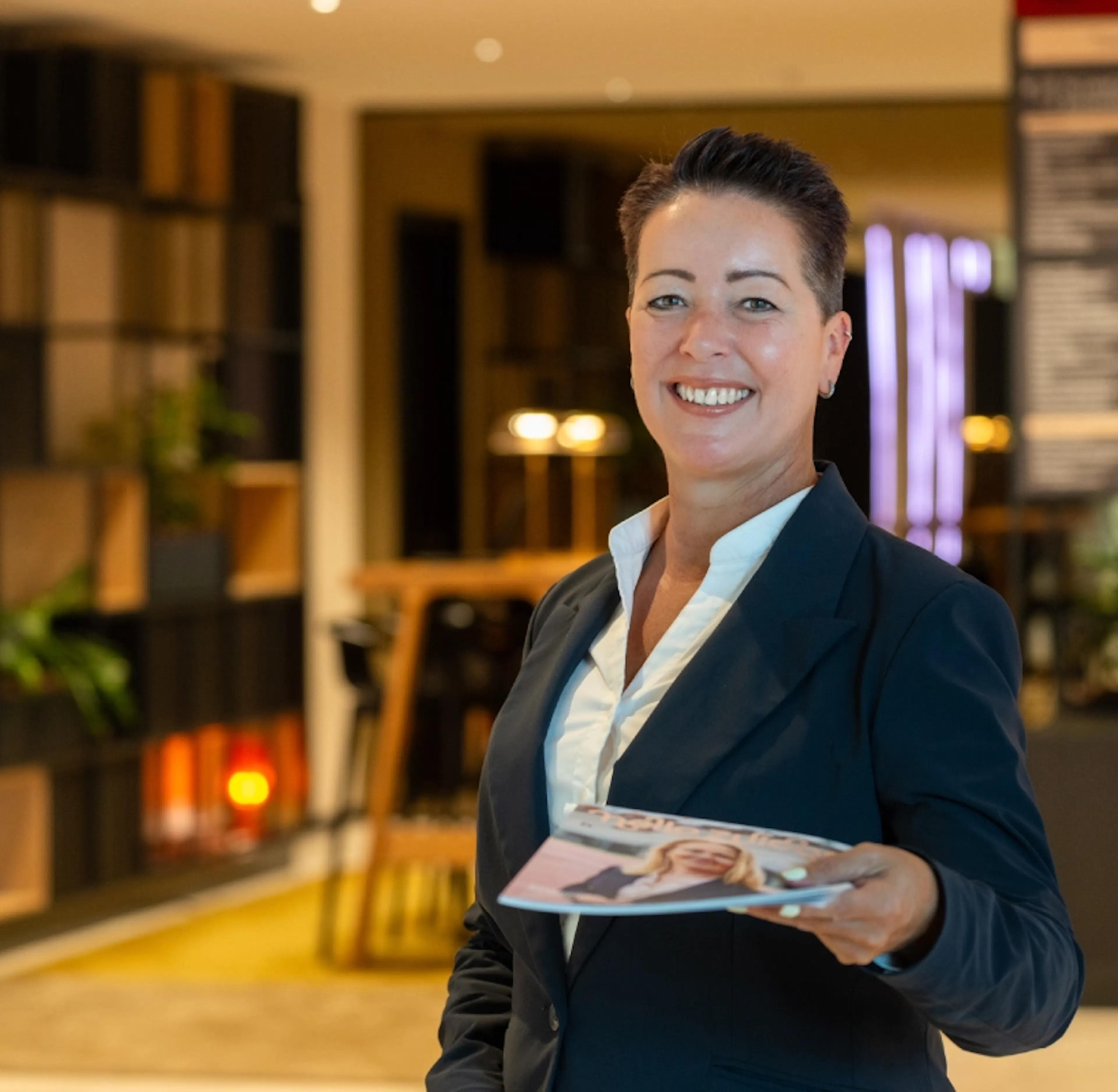 lachende vrouw, net gekleed