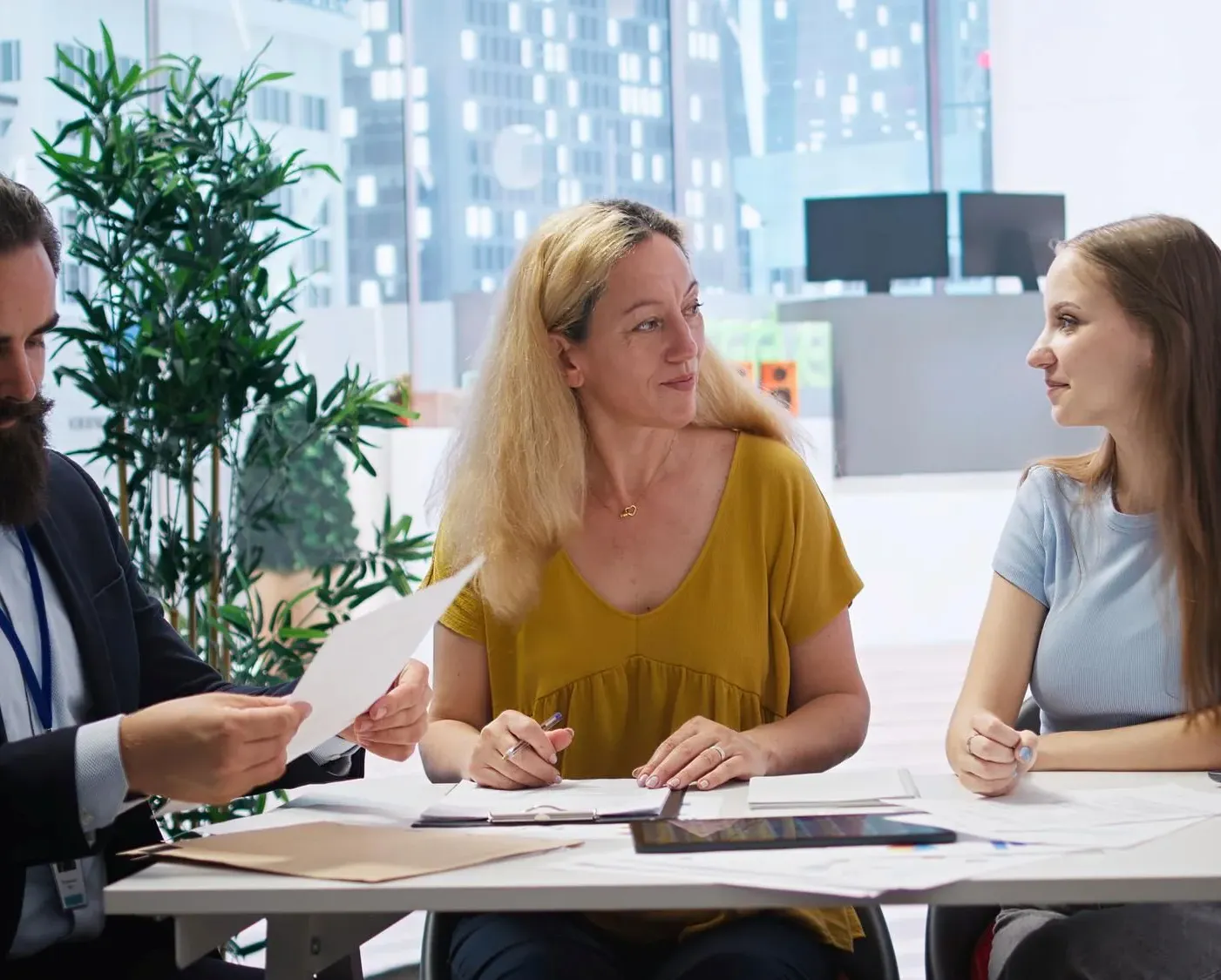 3 personas en un proceso de entrevista