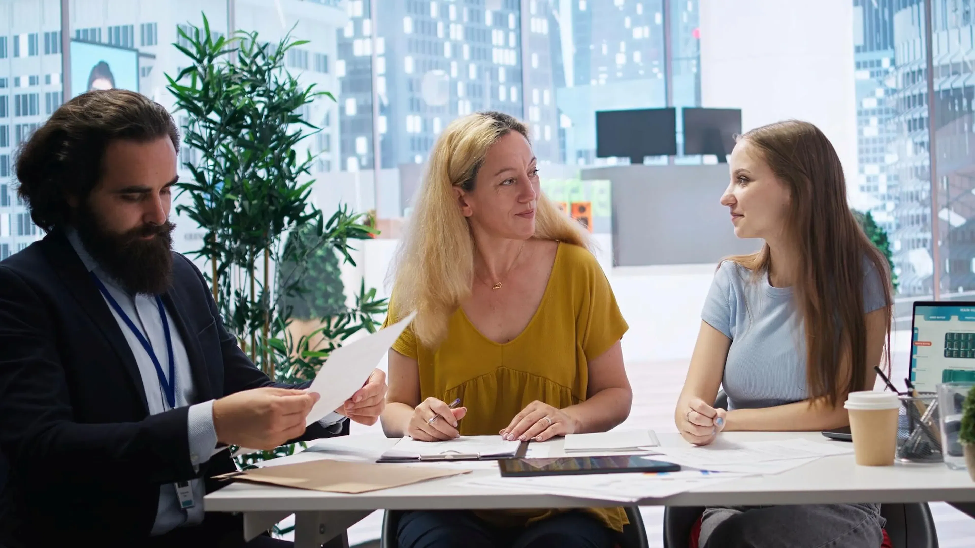 3 personas en un proceso de entrevista 