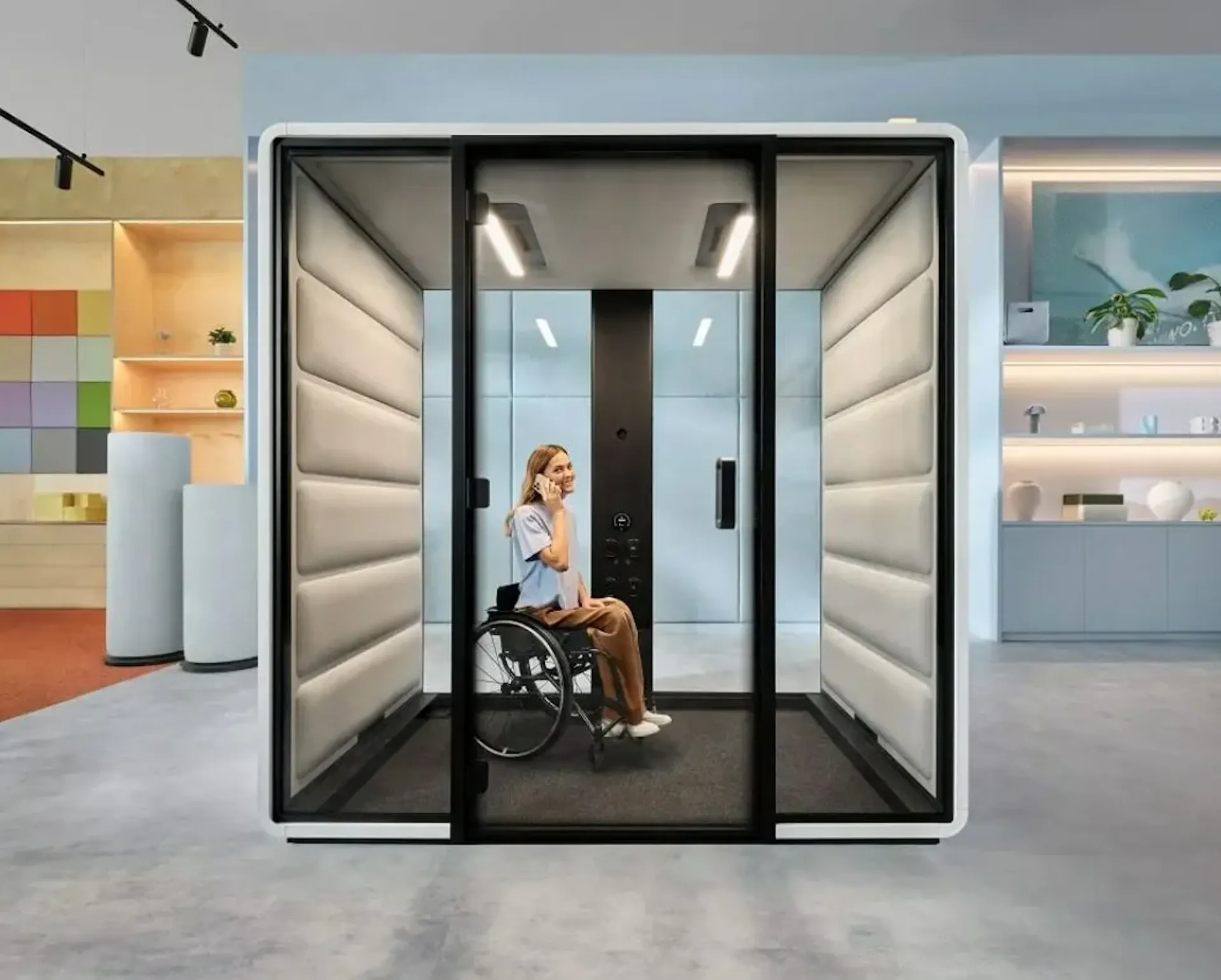 trabajador en silla de ruedas dentro de una cabina de privacidad