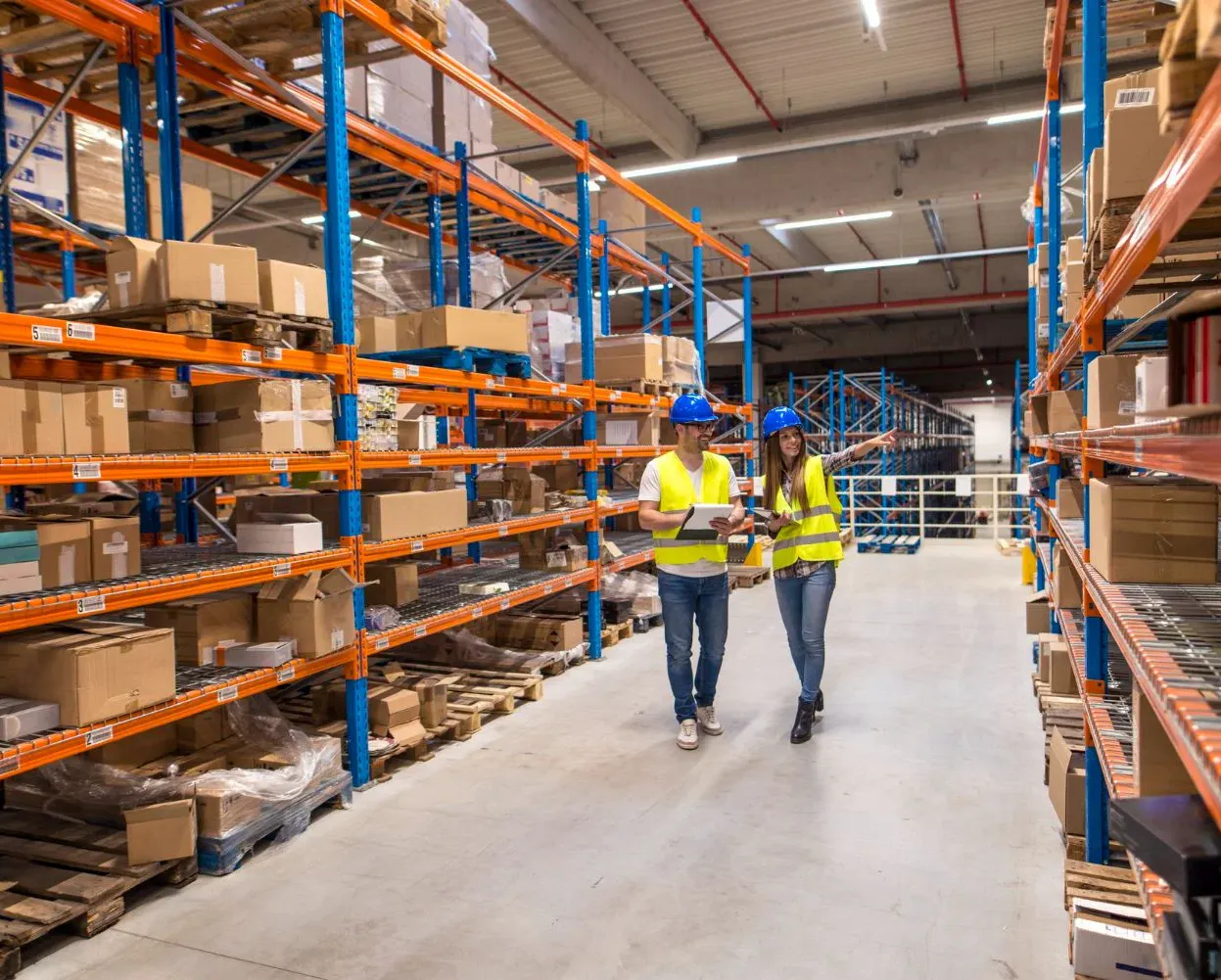 dos trabajadores en un centro logistico