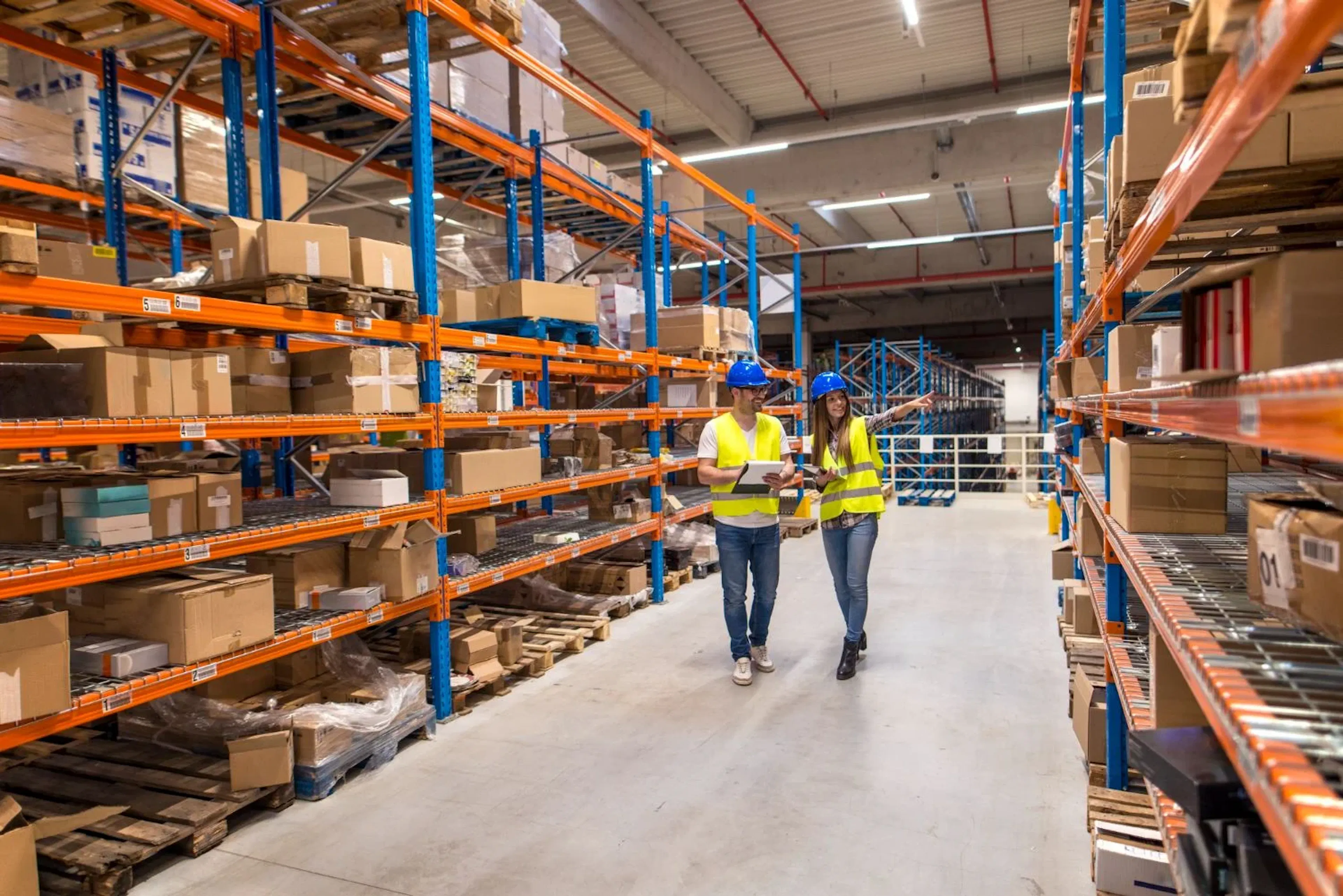 dos trabajadores en un centro logistico