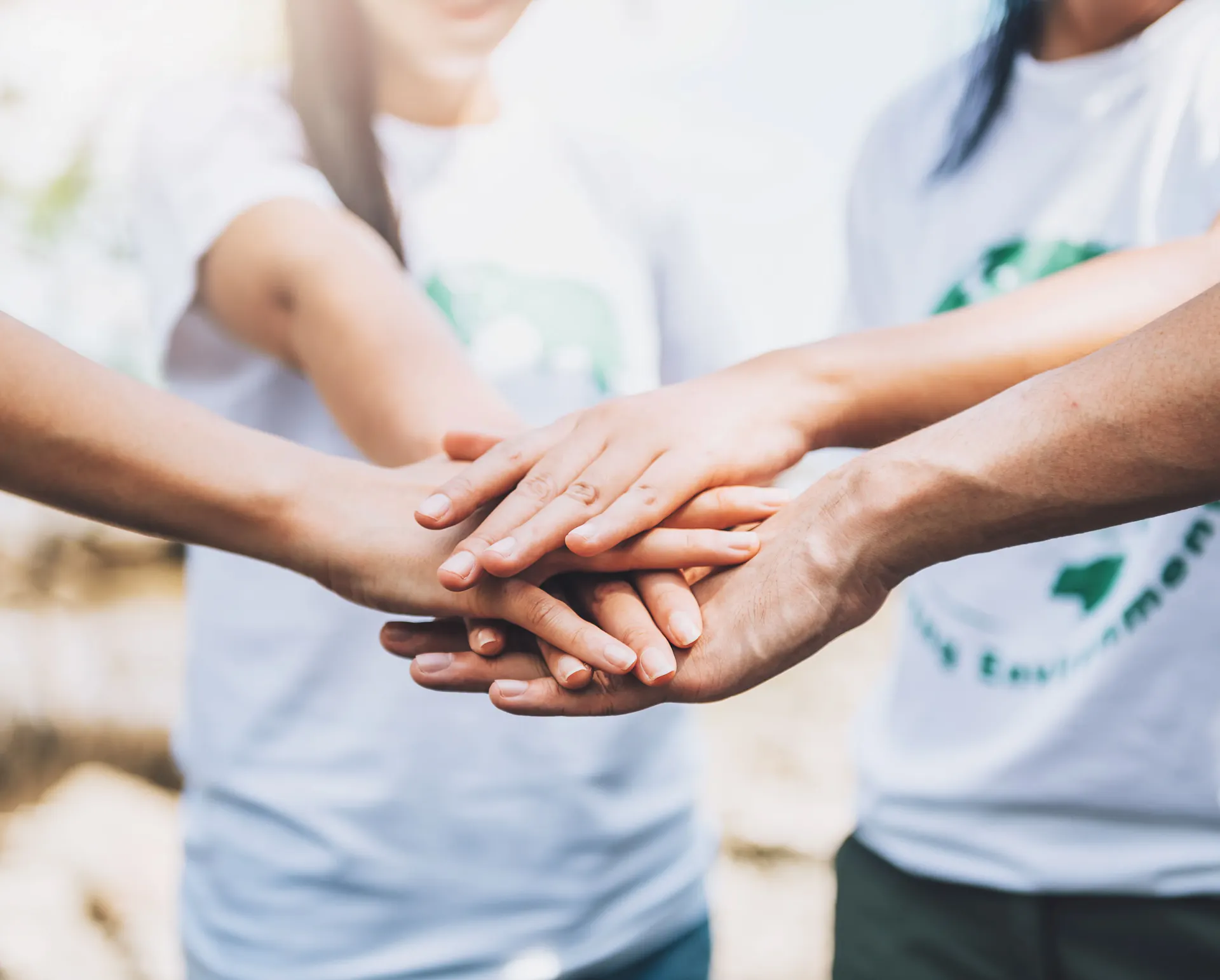 grupo de trabajadores uniendo fuerzas
