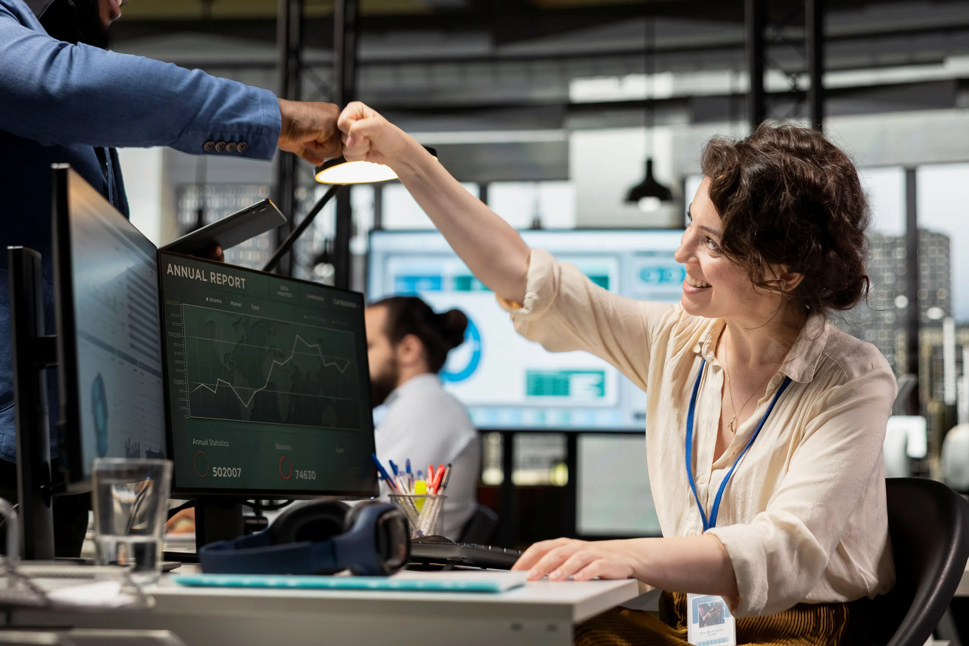 compañeros de trabajo chocando los puños