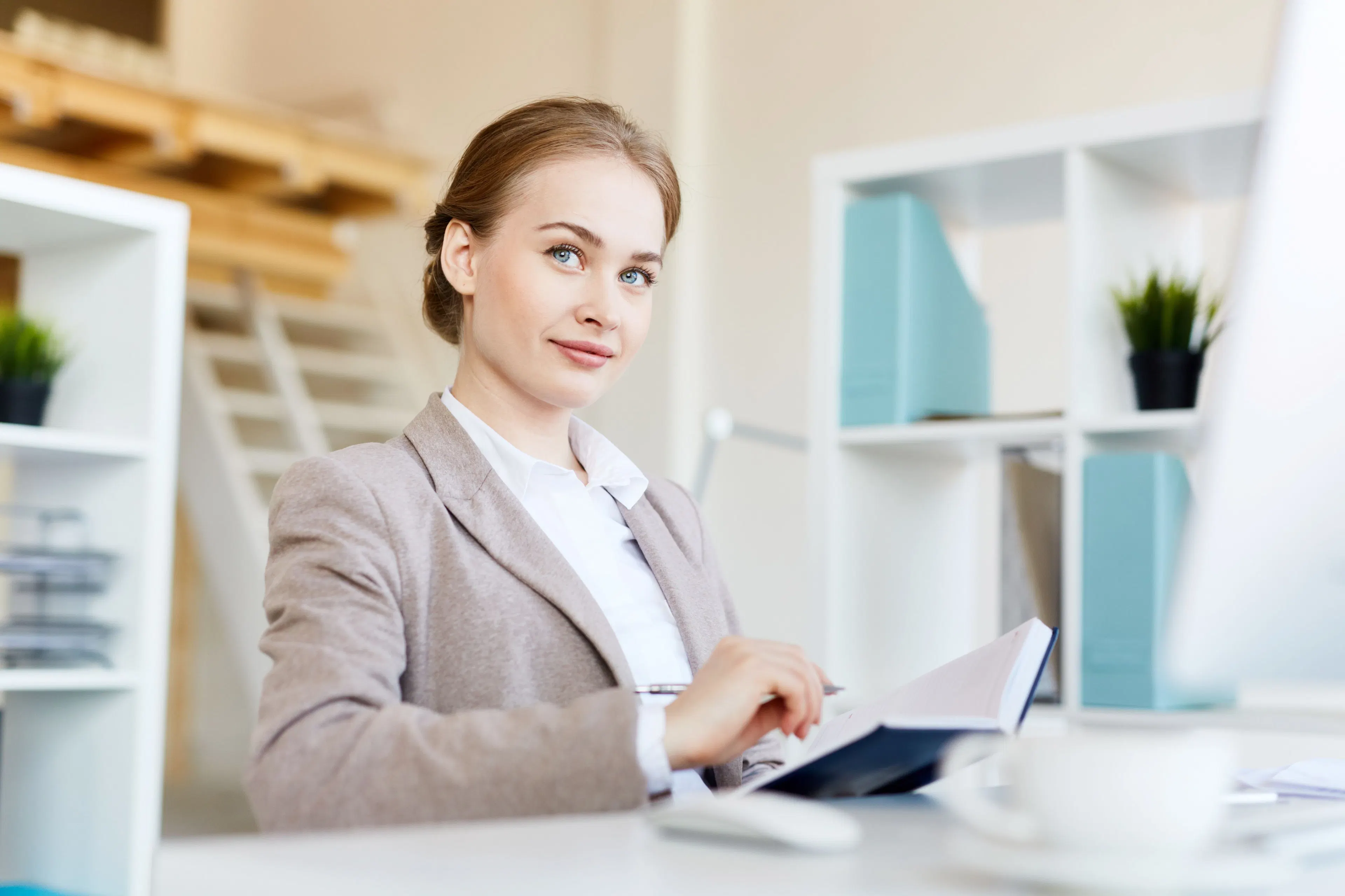 recepcionista con portatil