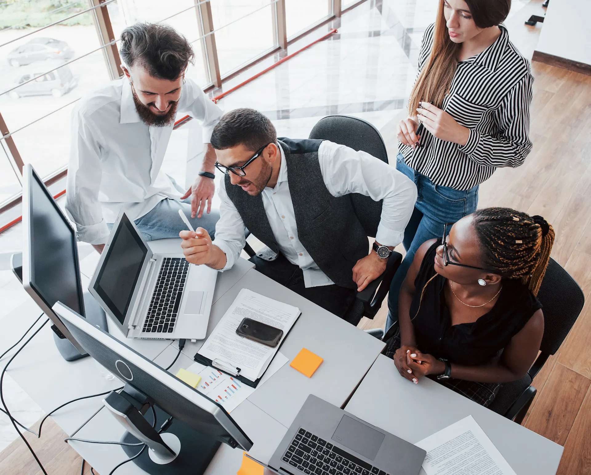 compañeros de oficina trabajando en equipo