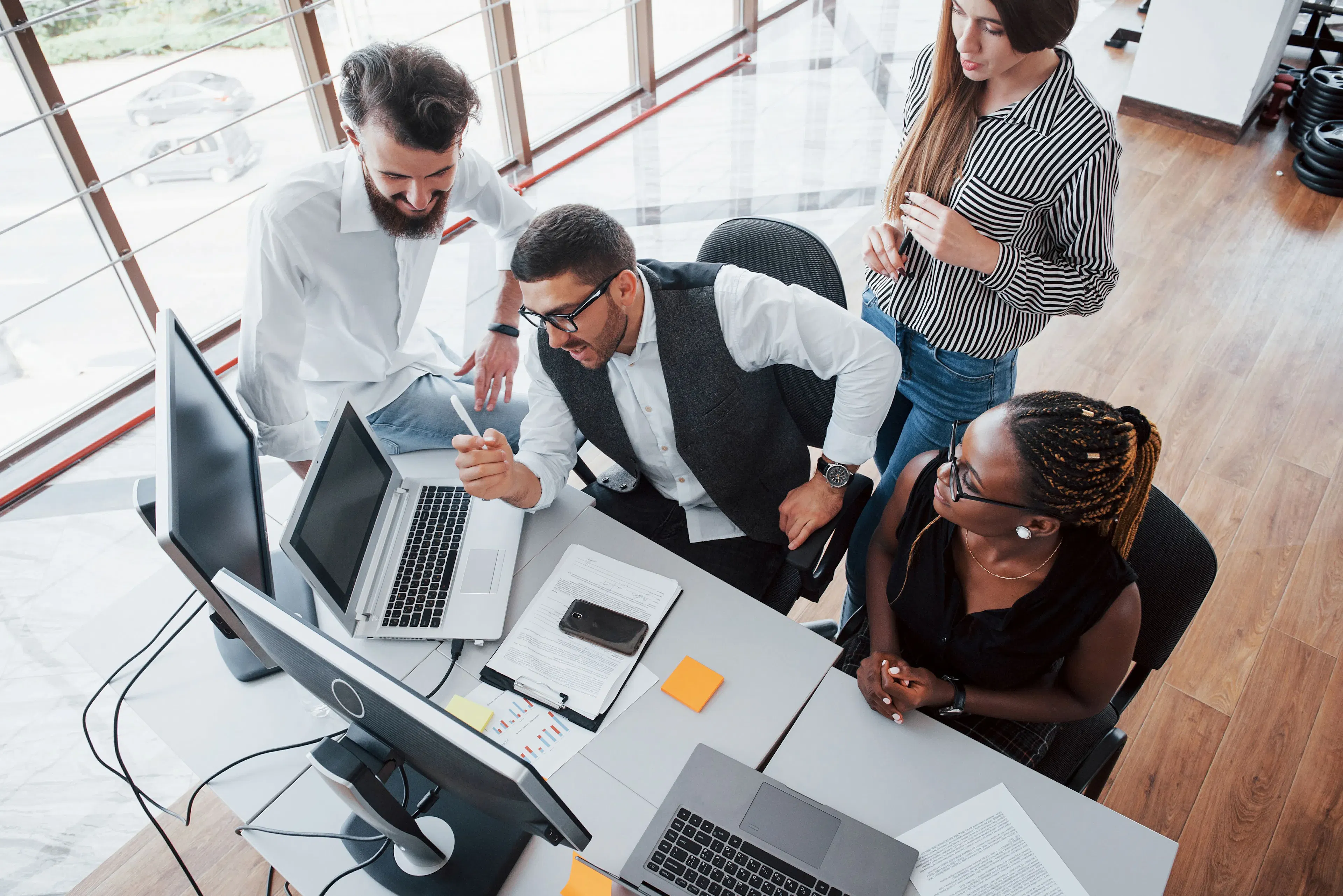 compañeros de oficina trabajando en equipo