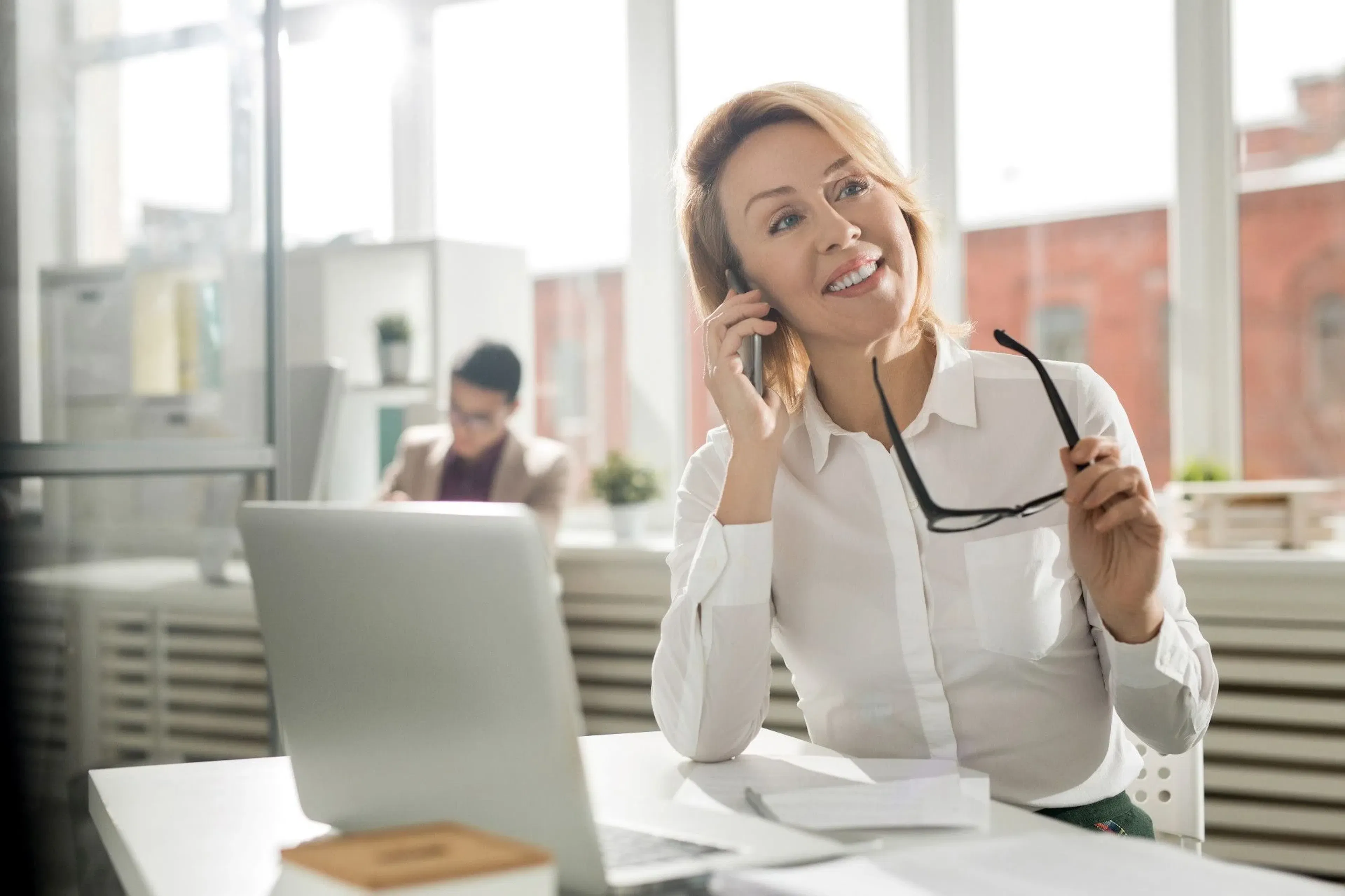 Worker in front of a laptop on a call