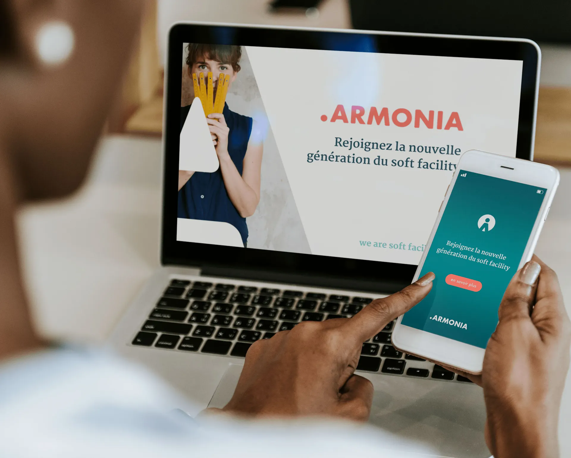 Portatil con informacion sobre ARMONIA