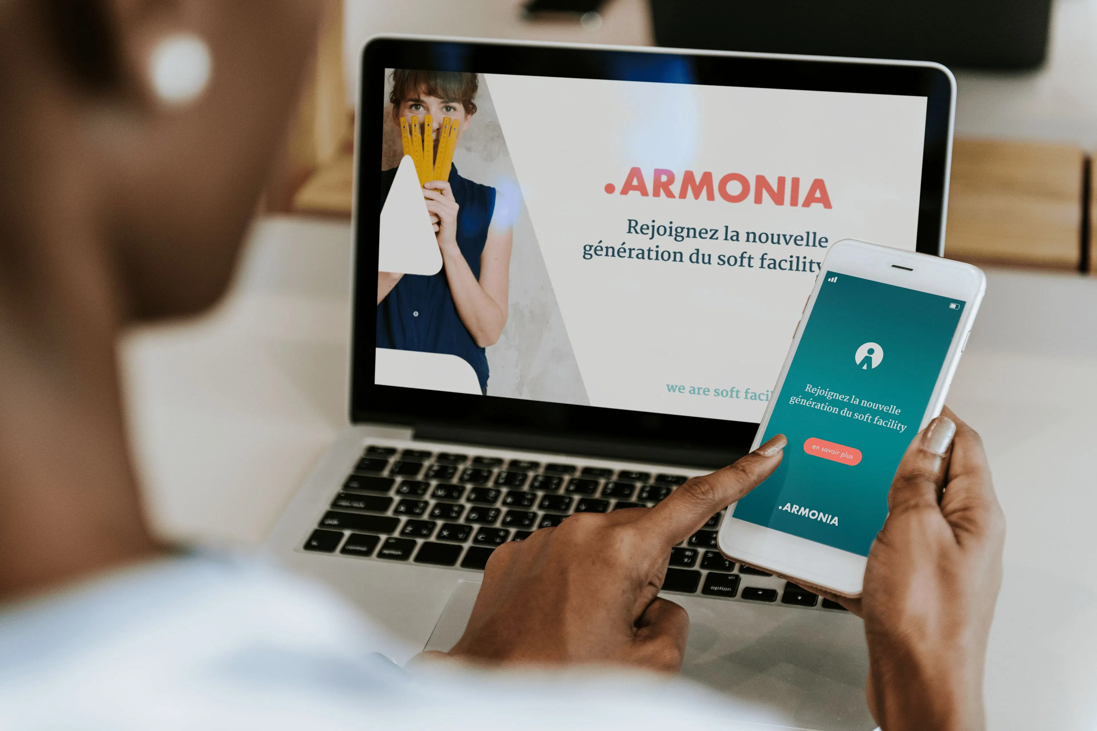 Portatil con informacion sobre ARMONIA