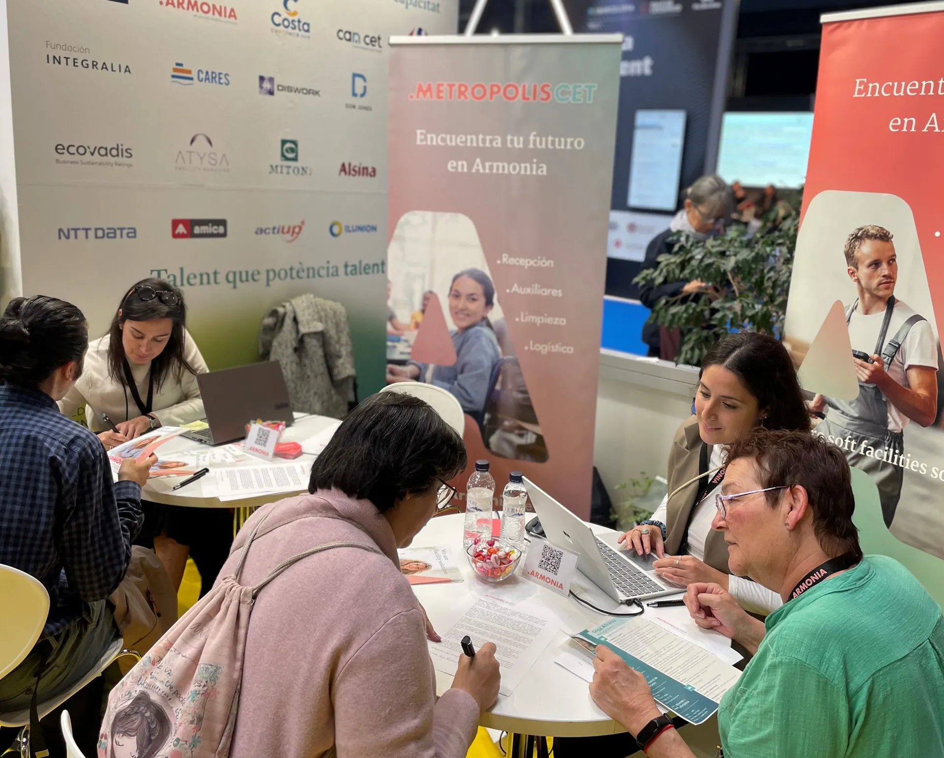 Personas en una feria de empleo