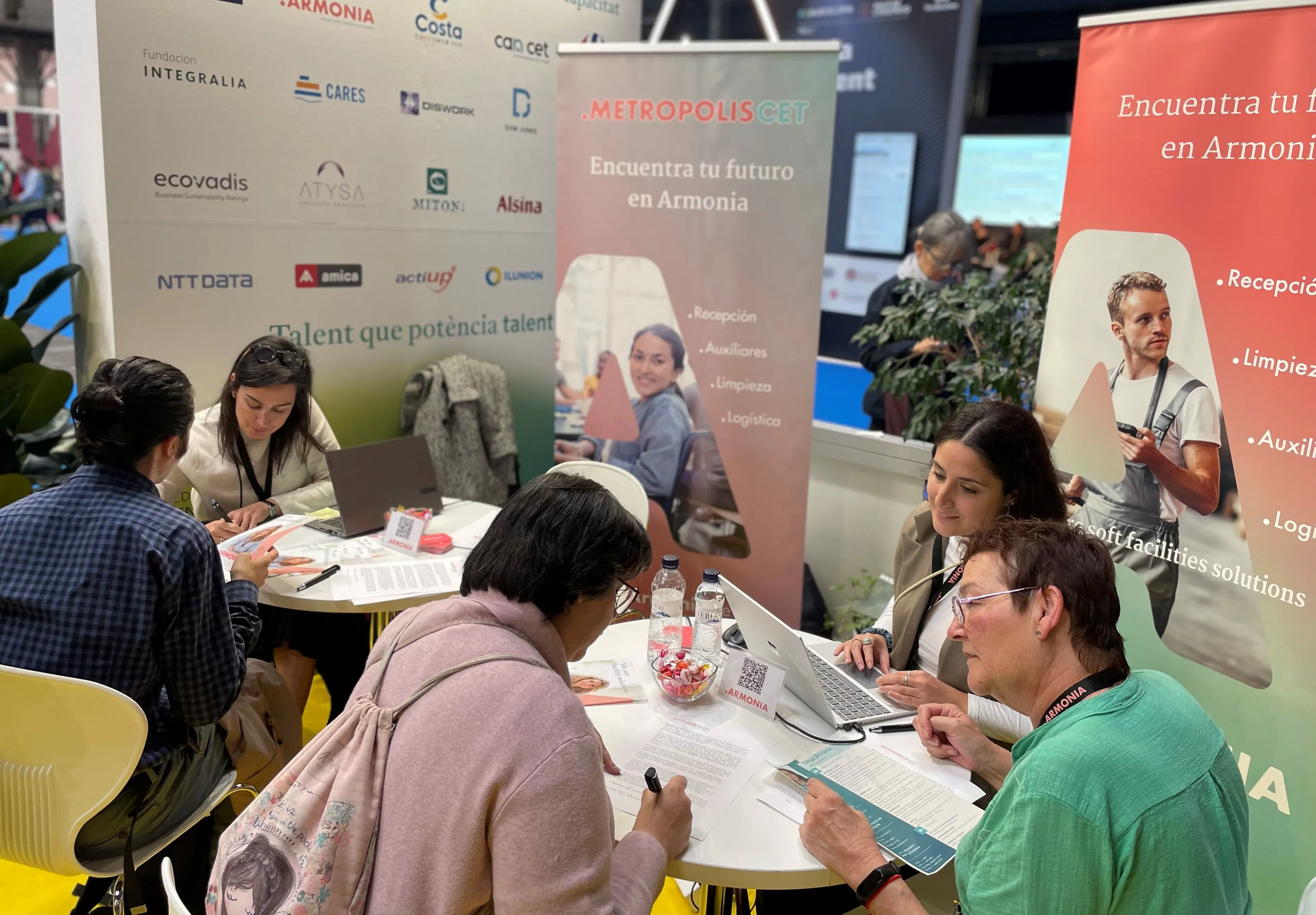 Personas en una feria de empleo