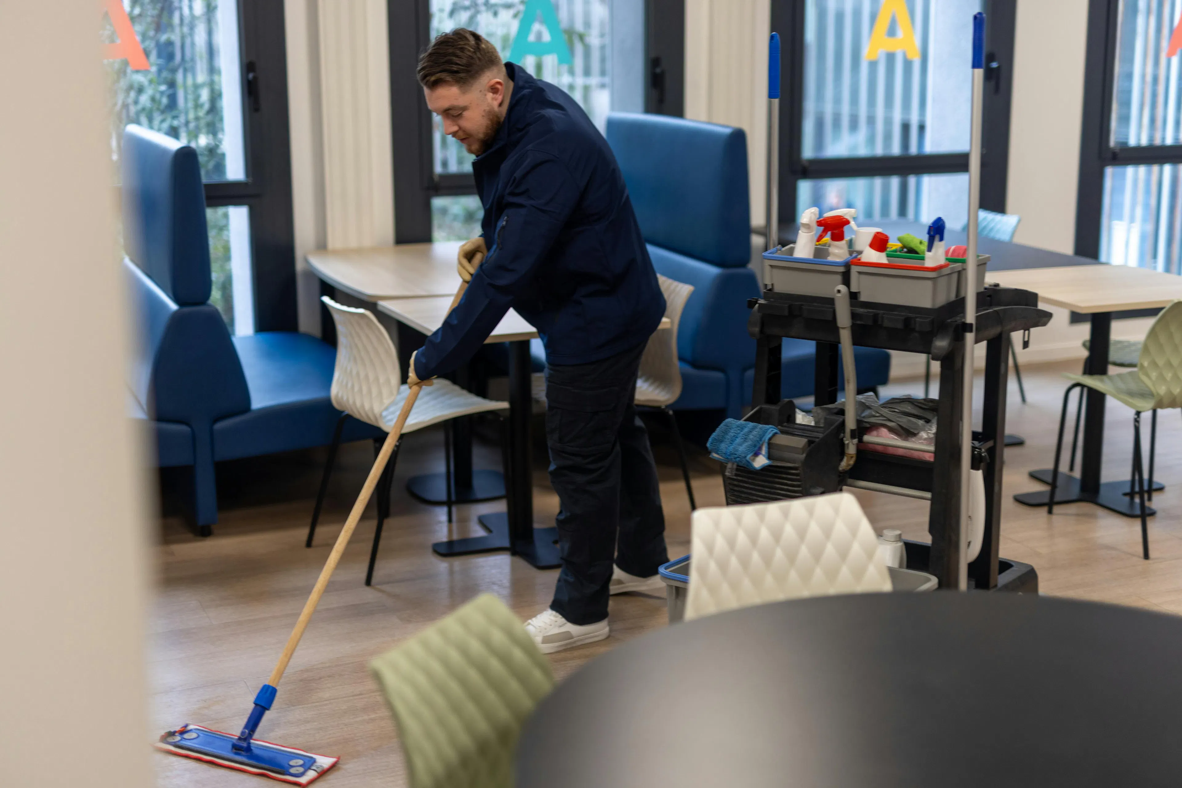 Un agent nettoyant une surface au sein d'un environnement de travail