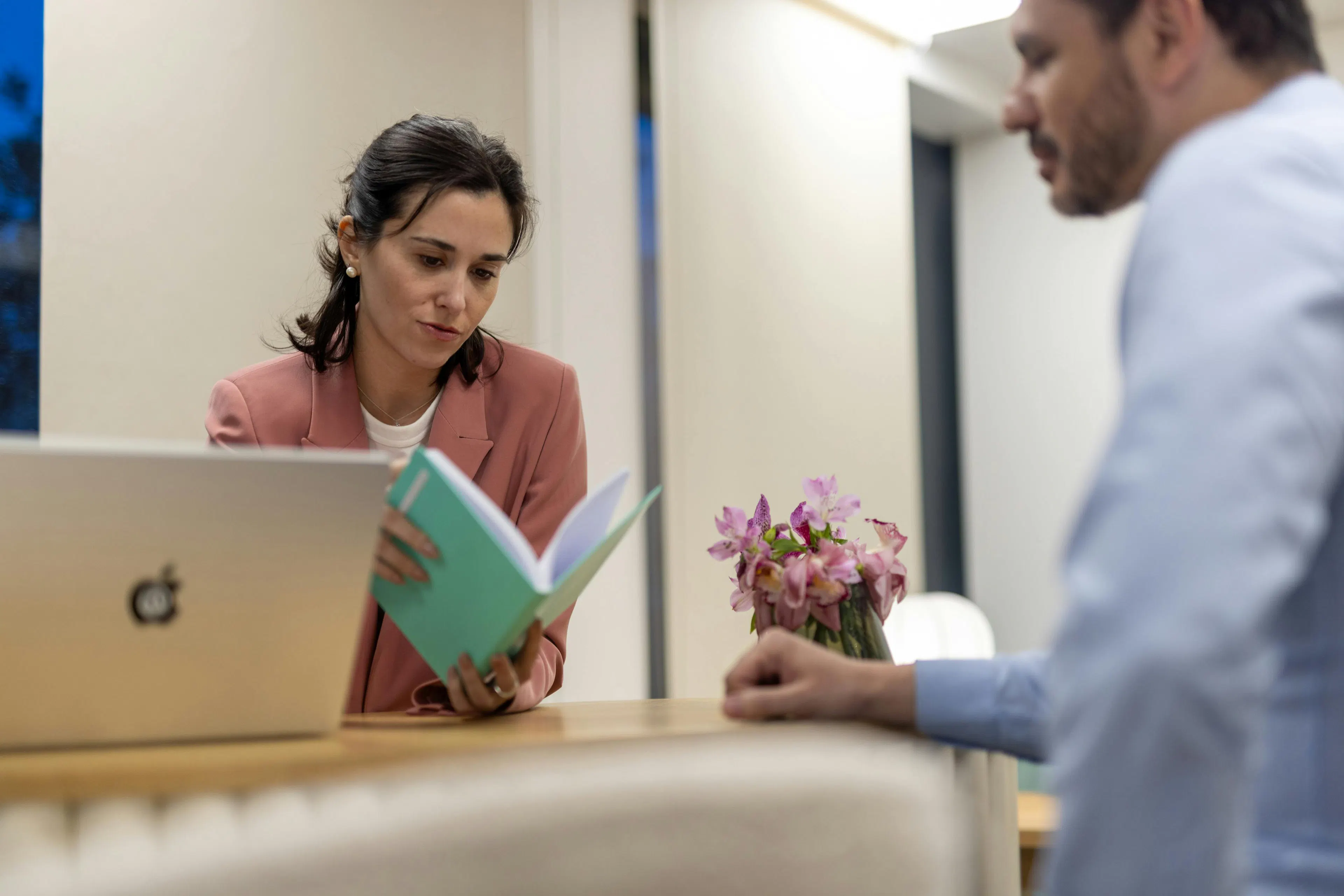Une collaboratrice échangeant avec un collègue