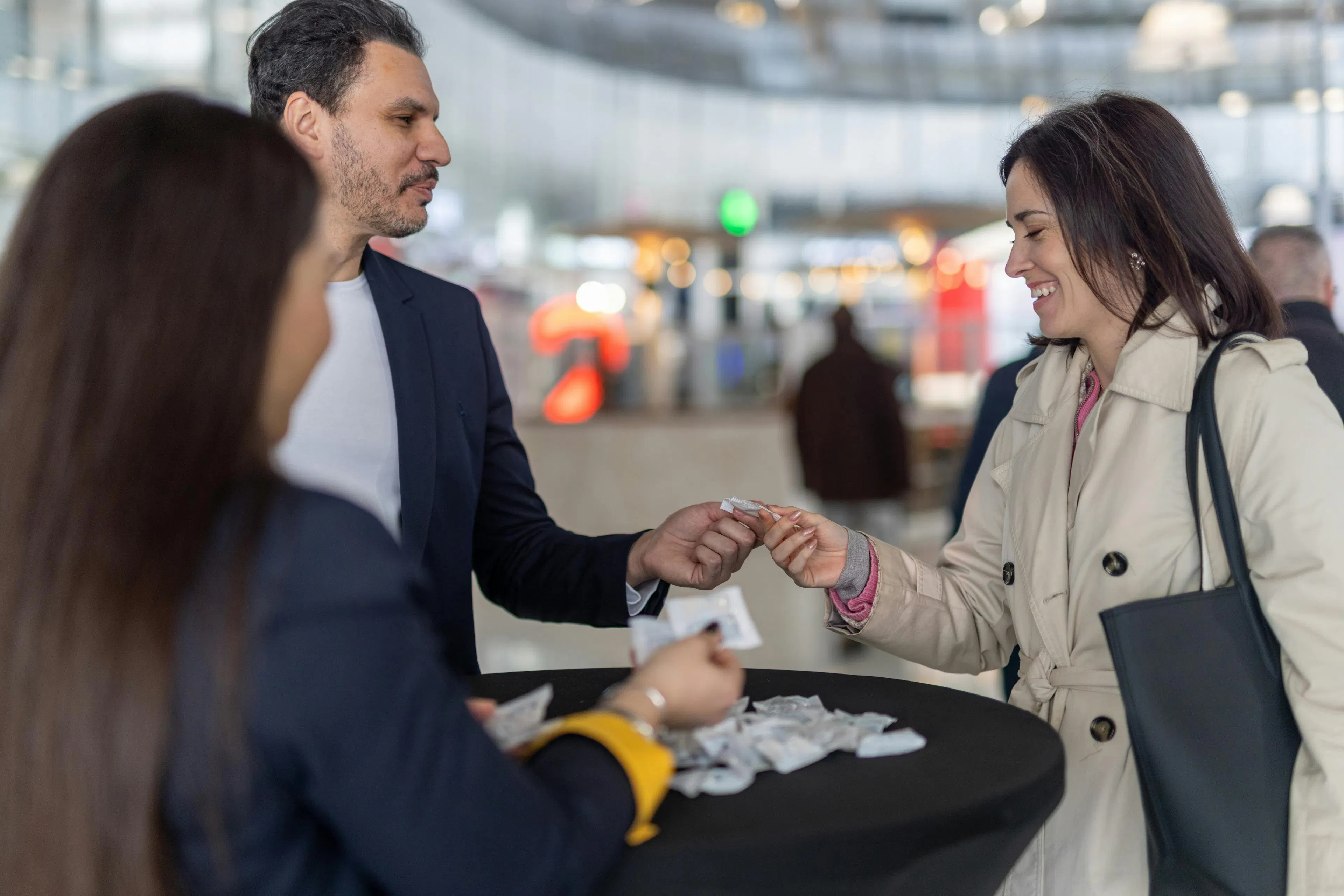 Une hôtesse remet des produits lors d'une animation des ventes dans un centre commercial