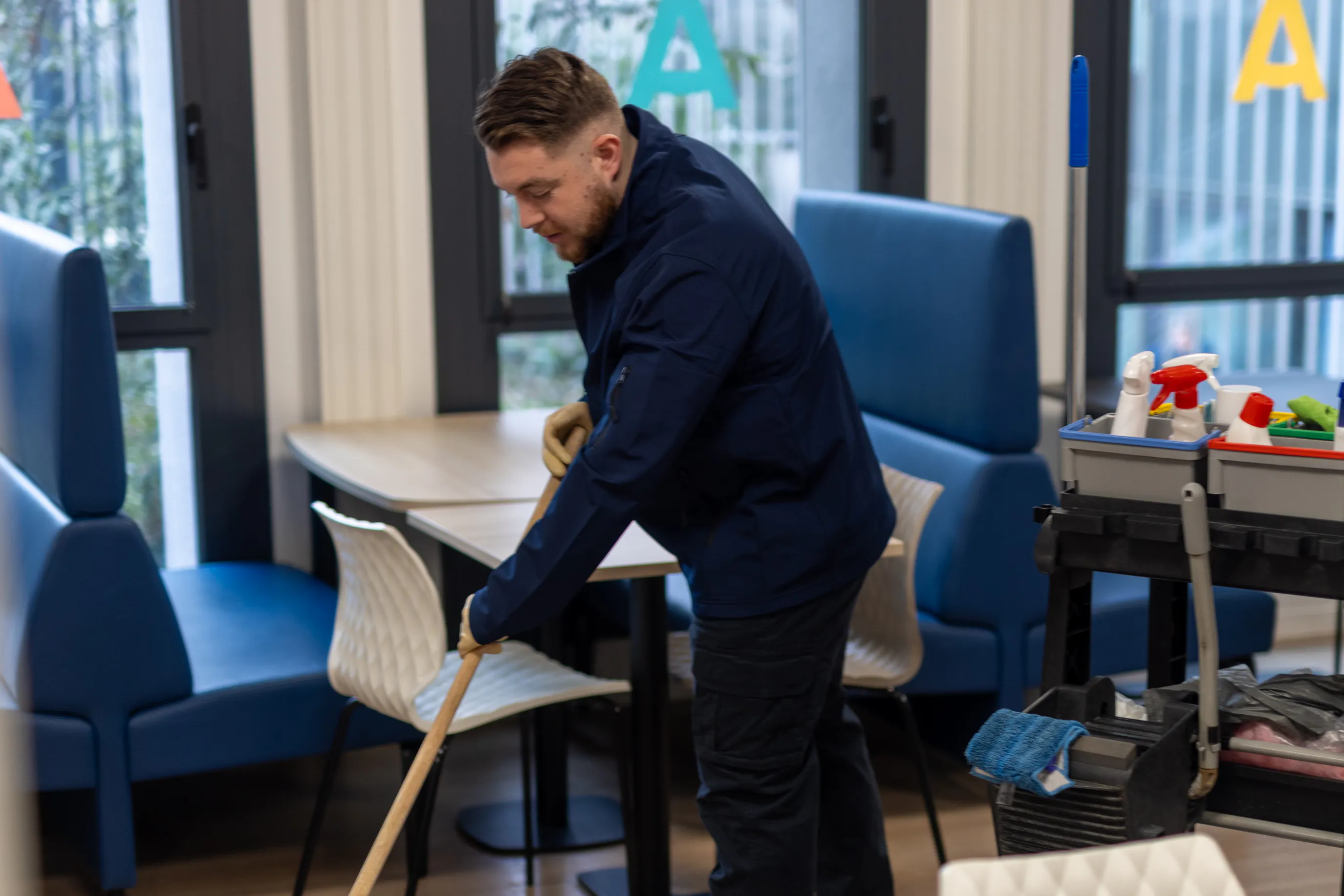 Un agent d'entretien nettoyant une surface dans un environnement de travail