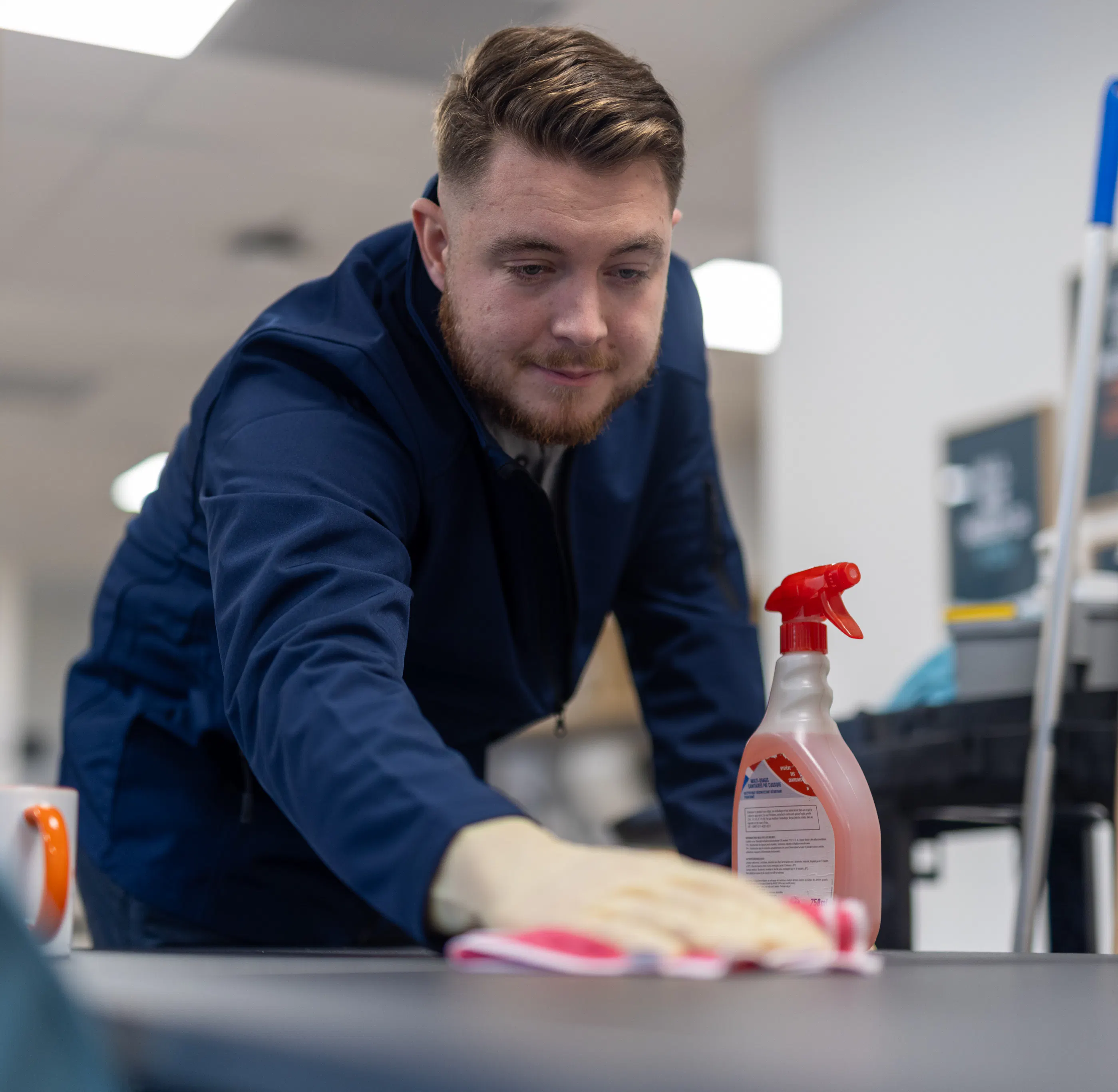 Un agent d'entretien nettoyant une surface dans un environnement de travail