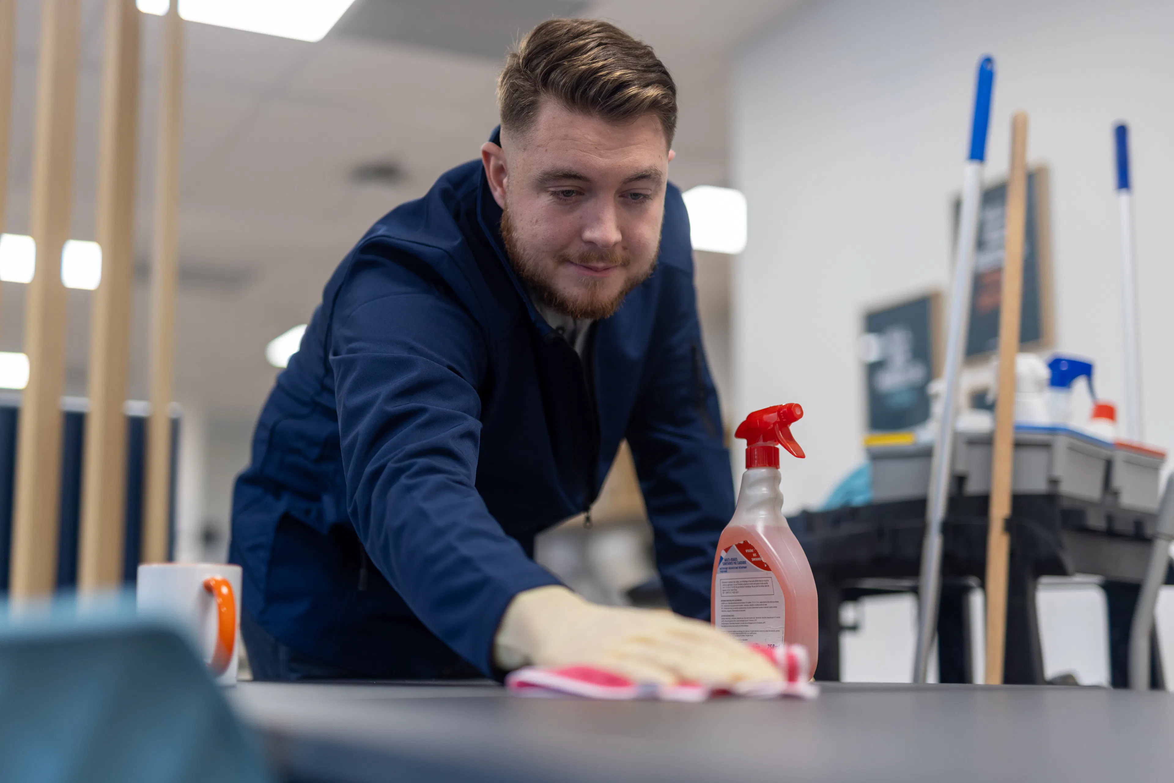Un agent d'entretien nettoyant une surface dans un environnement de travail