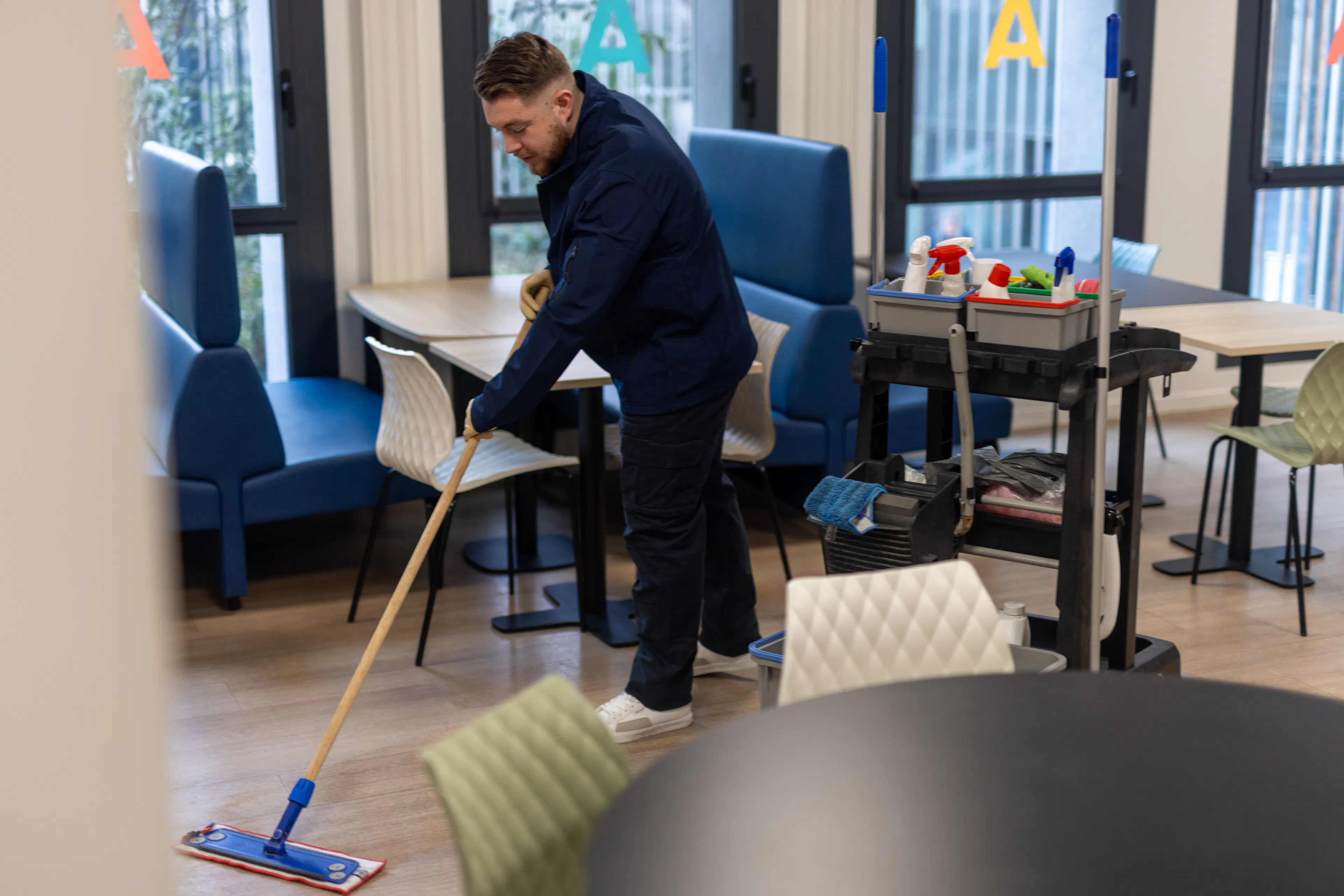 Un agent d'entretien nettoyant une surface dans un environnement de travail