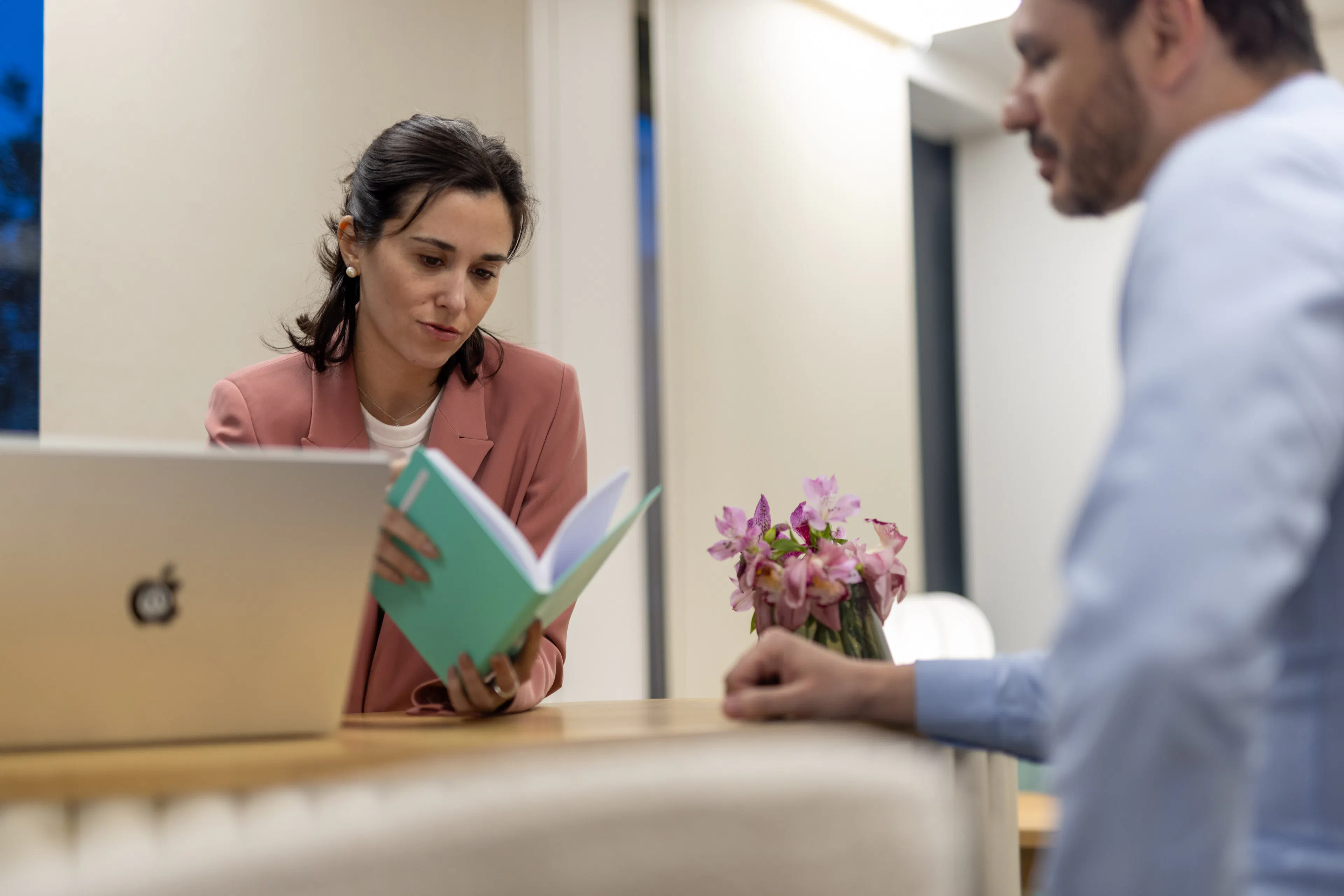 Une collaboratrice échangeant avec un collègue