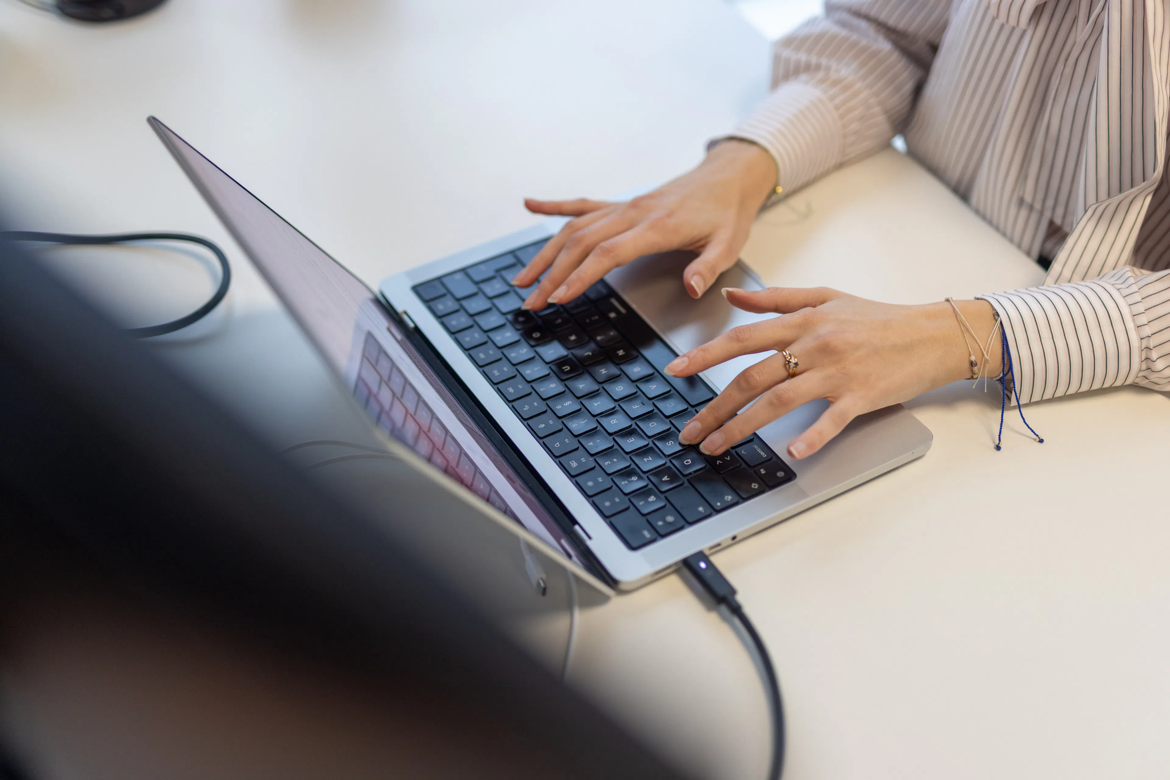 Une collaboratrice travaillant sur son ordinateur