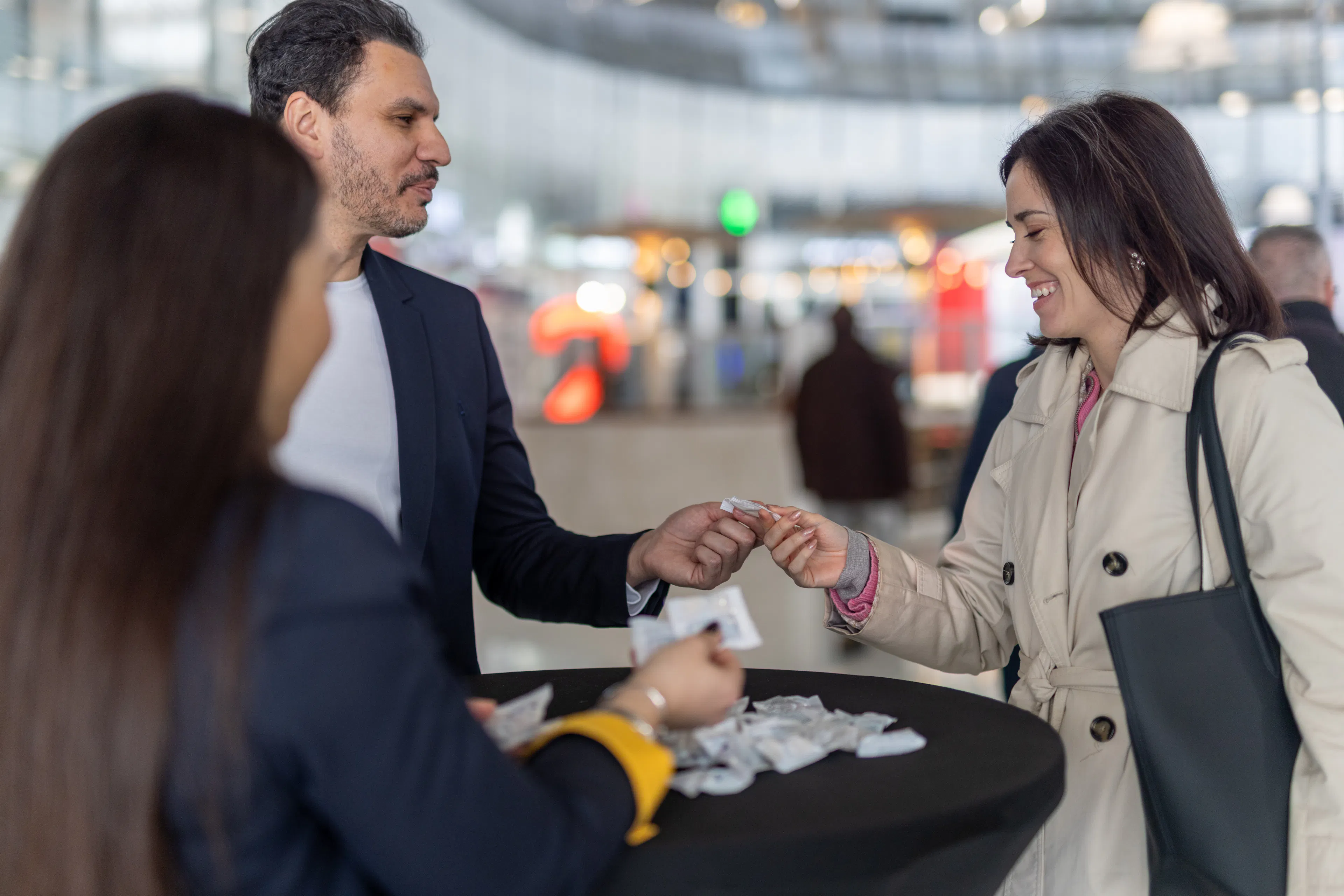 Une hôtesse remet des produits lors d'une animation des ventes dans un centre commercial