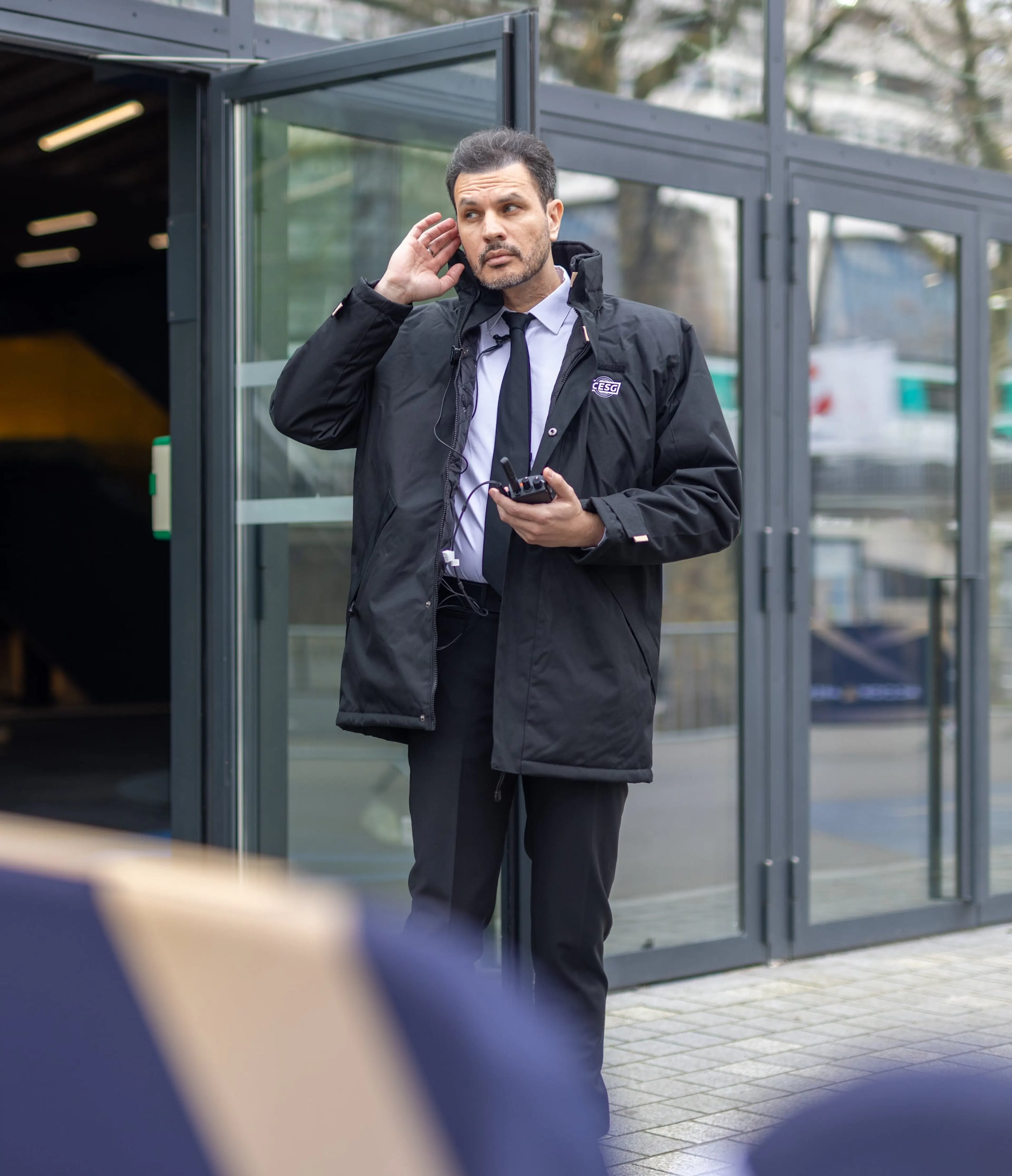 Un agent de sécurité assure la sécurité sur un site événementiel