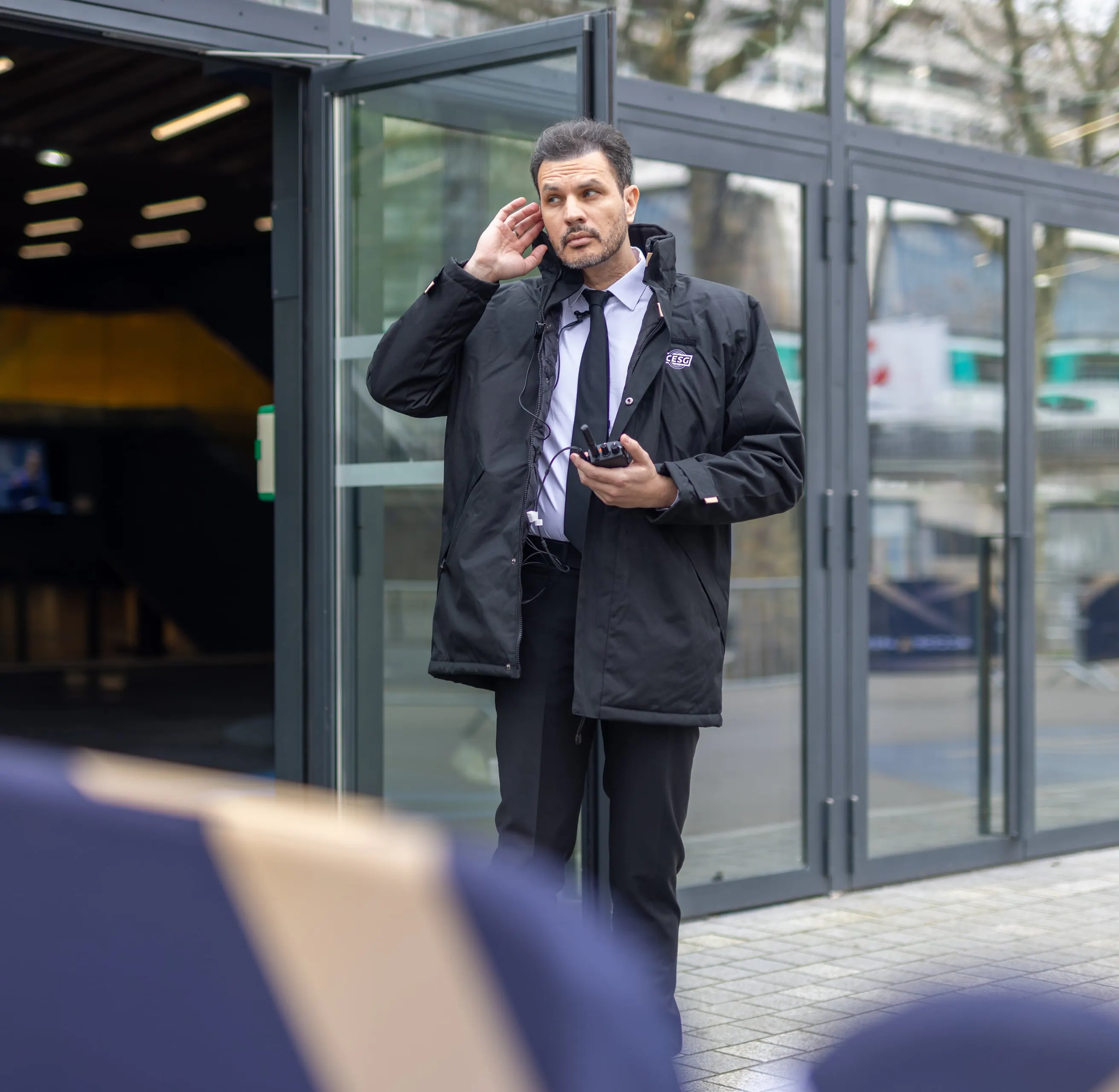 Un agent de sécurité sécurisant un lieu événementiel