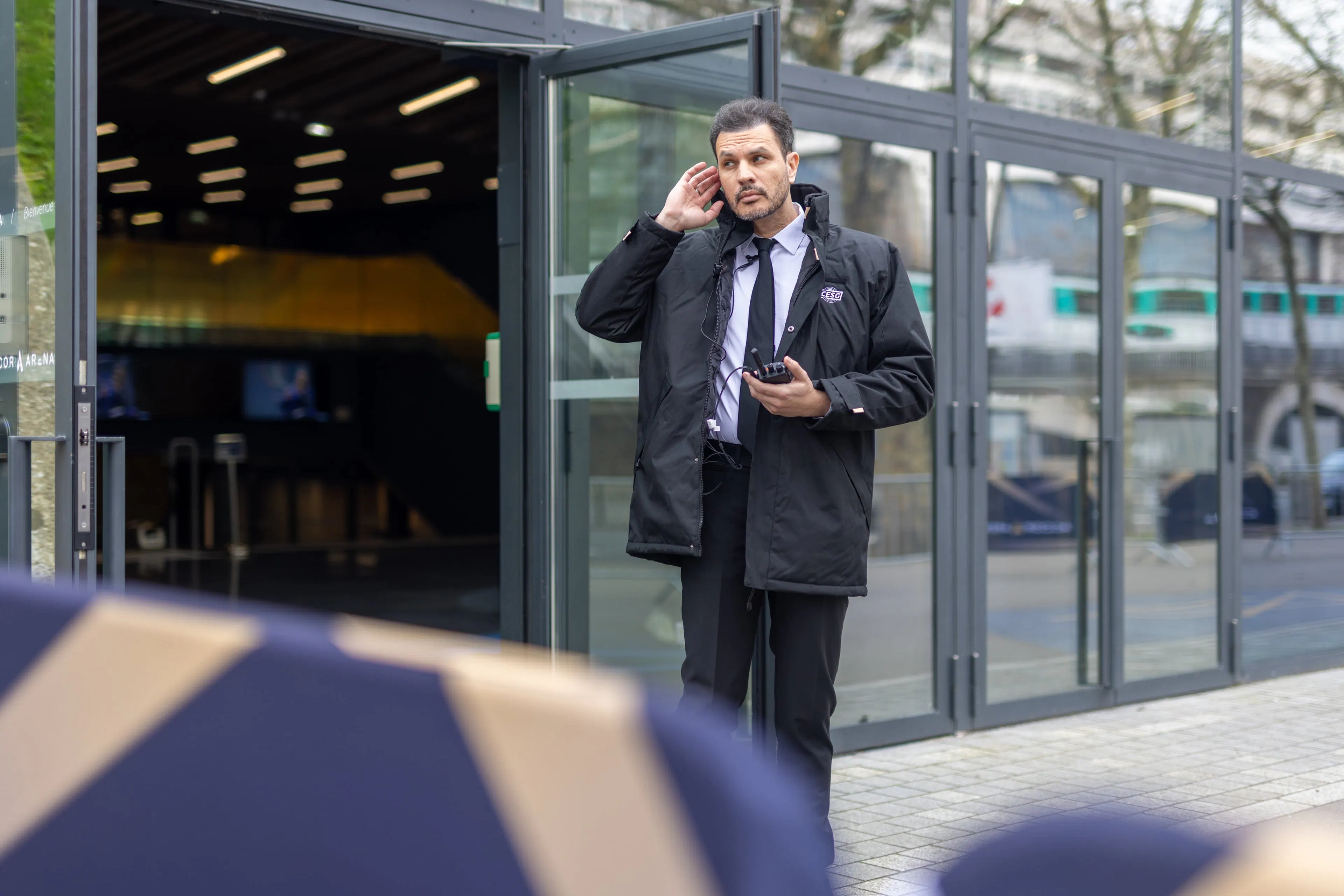 Un agent de sécurité sécurisant un lieu à l'entrée d'un site événementiel